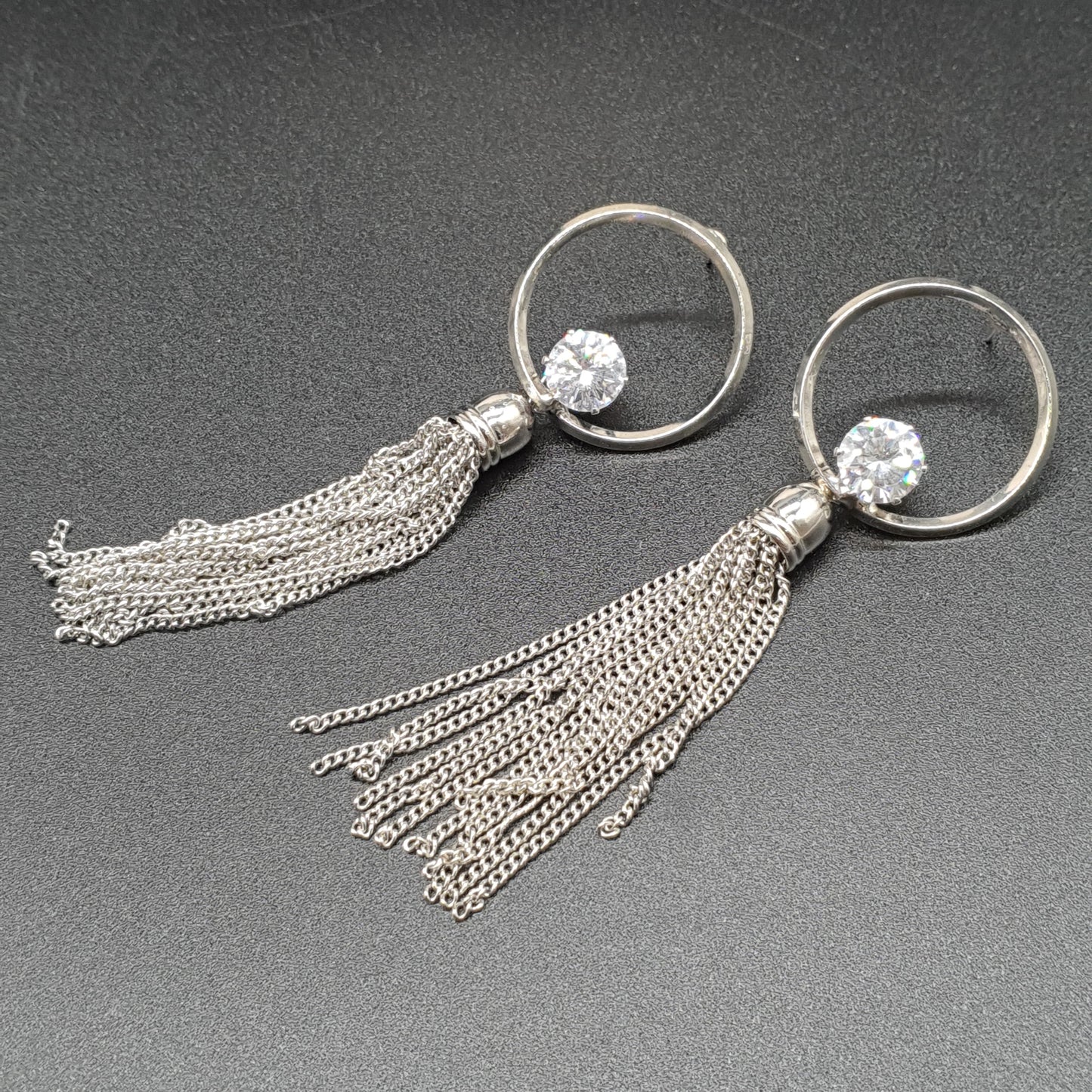 Boucles pendantes argentées – anneau strass & pompon chaînette