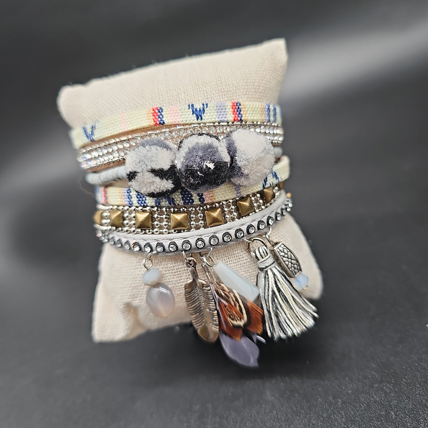 Bracelet manchette multi-tours doré strass et pompons