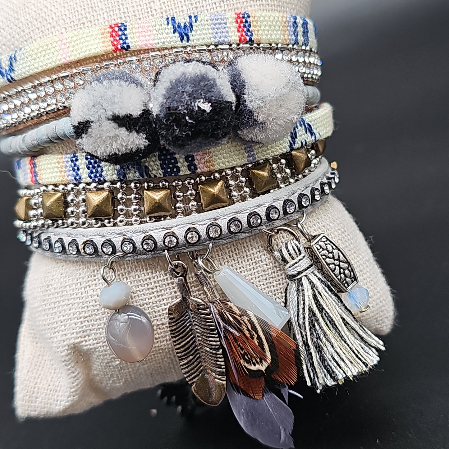 Bracelet manchette multi-tours doré strass et pompons