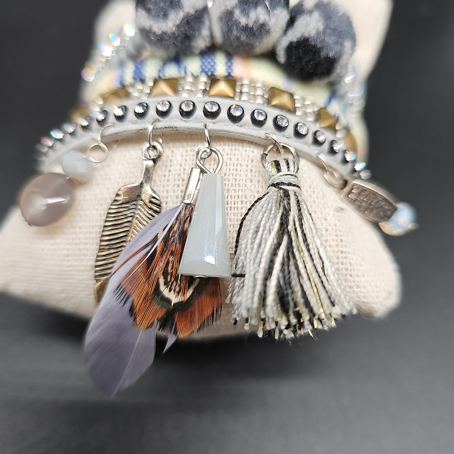 Bracelet manchette multi-tours doré strass et pompons