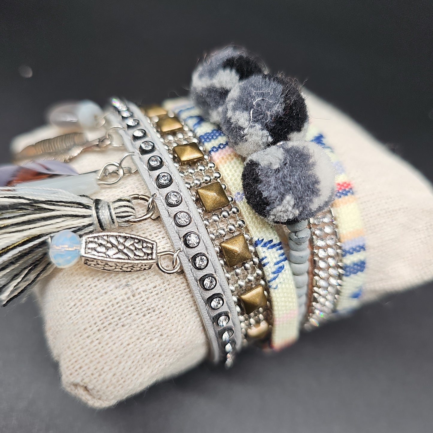 Bracelet manchette multi-tours doré strass et pompons
