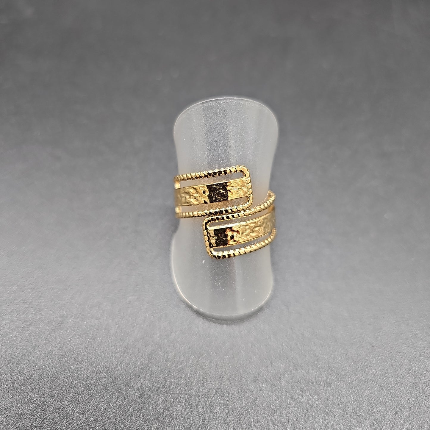 Bague anneau large spiralé ajustable – acier inoxydable doré effet martelé et bordure perlée