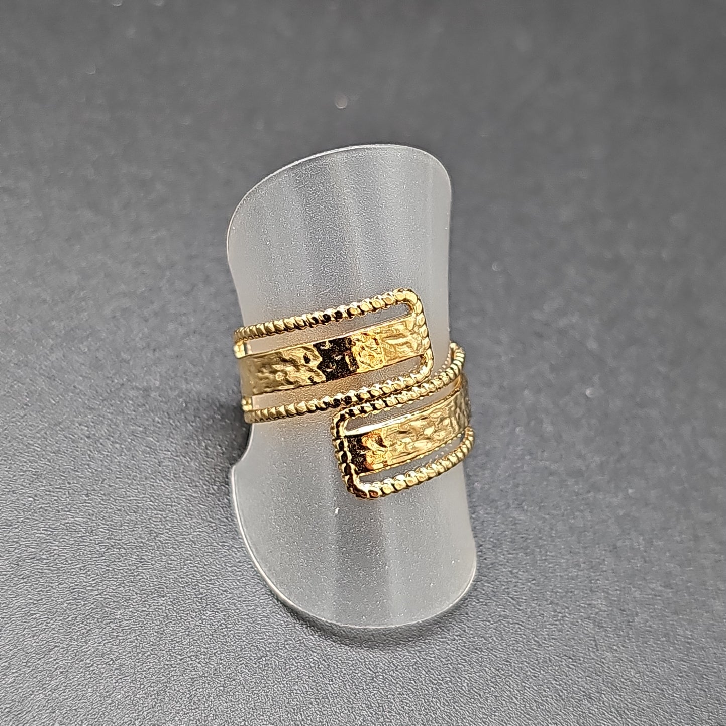 Bague anneau large spiralé ajustable – acier inoxydable doré effet martelé et bordure perlée