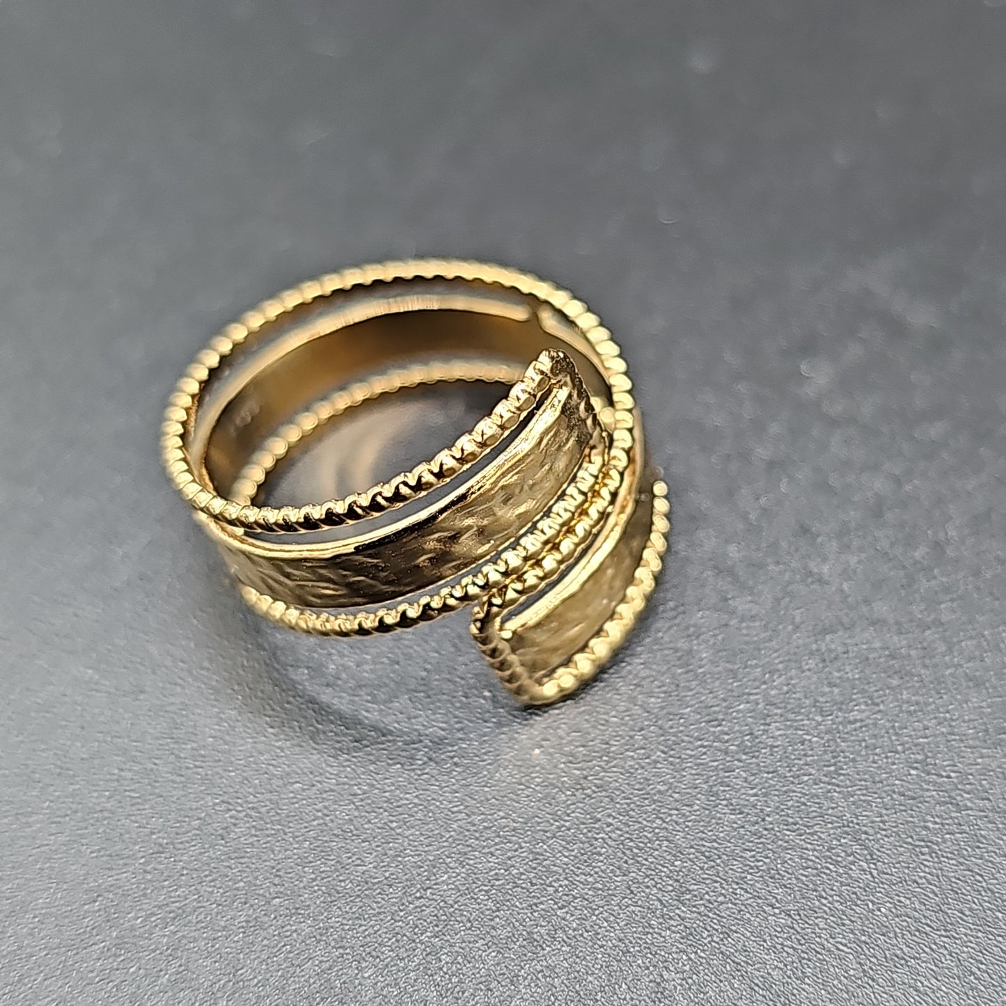 Bague anneau large spiralé ajustable – acier inoxydable doré effet martelé et bordure perlée