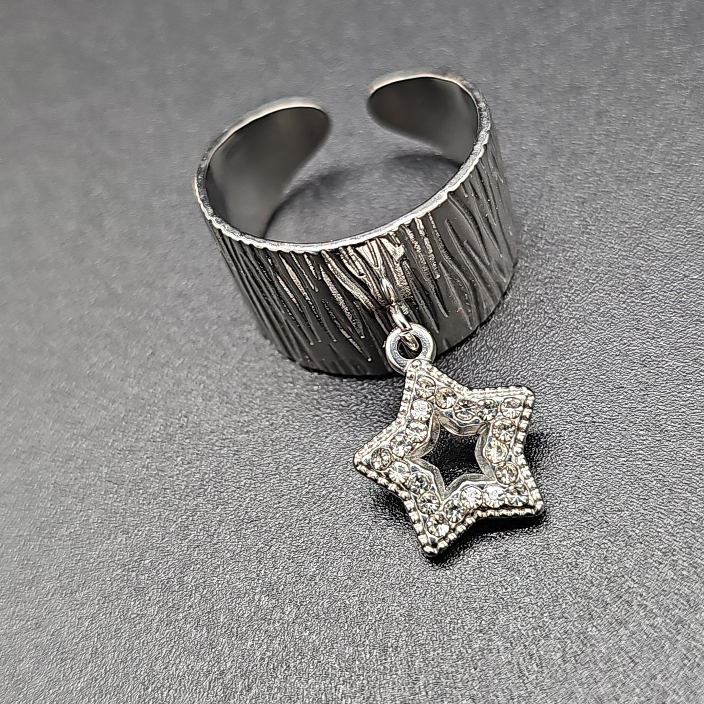 Bague anneau large ajustable acier inoxydable doré ou argenté – étoile ajourée strass
