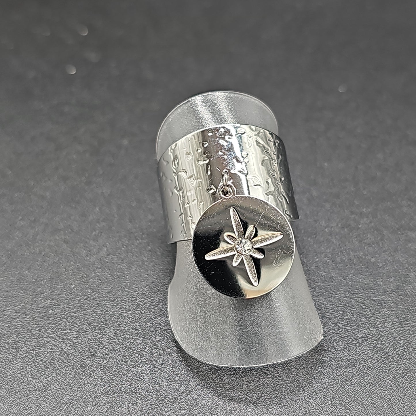 Bague anneau large ouvert ajustable acier inoxydable argenté martelé pampille ronde étoile polaire incrustée strass