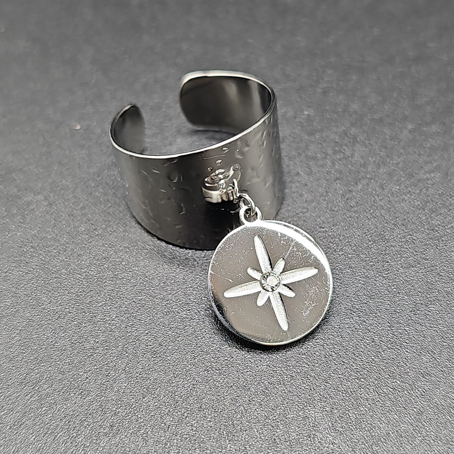 Bague anneau large ouvert ajustable acier inoxydable argenté martelé pampille ronde étoile polaire incrustée strass