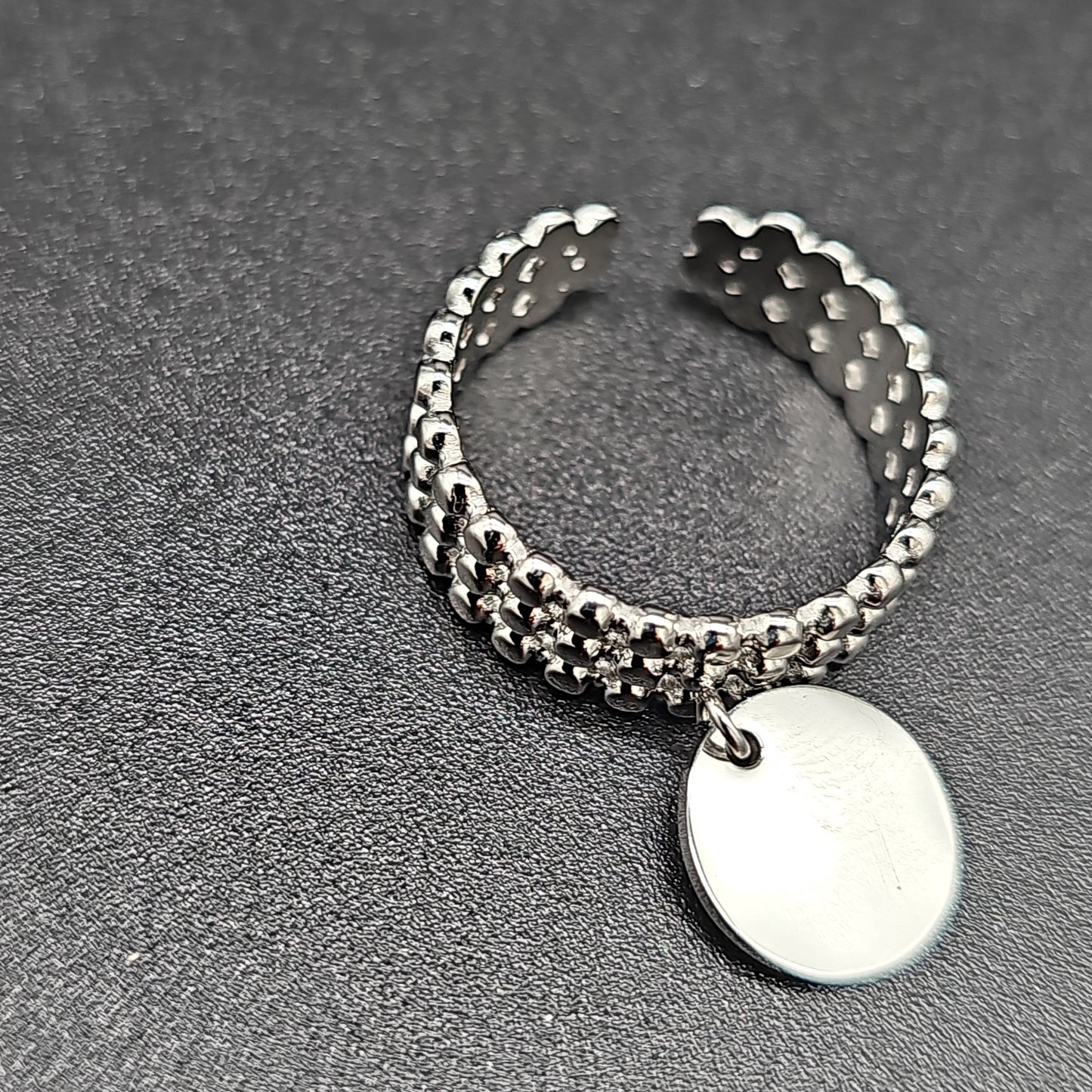 Bague triple rang ouverte ajustable acier inoxydable argenté assemblage trois anneaux perlés pampille forme pastille acier argenté