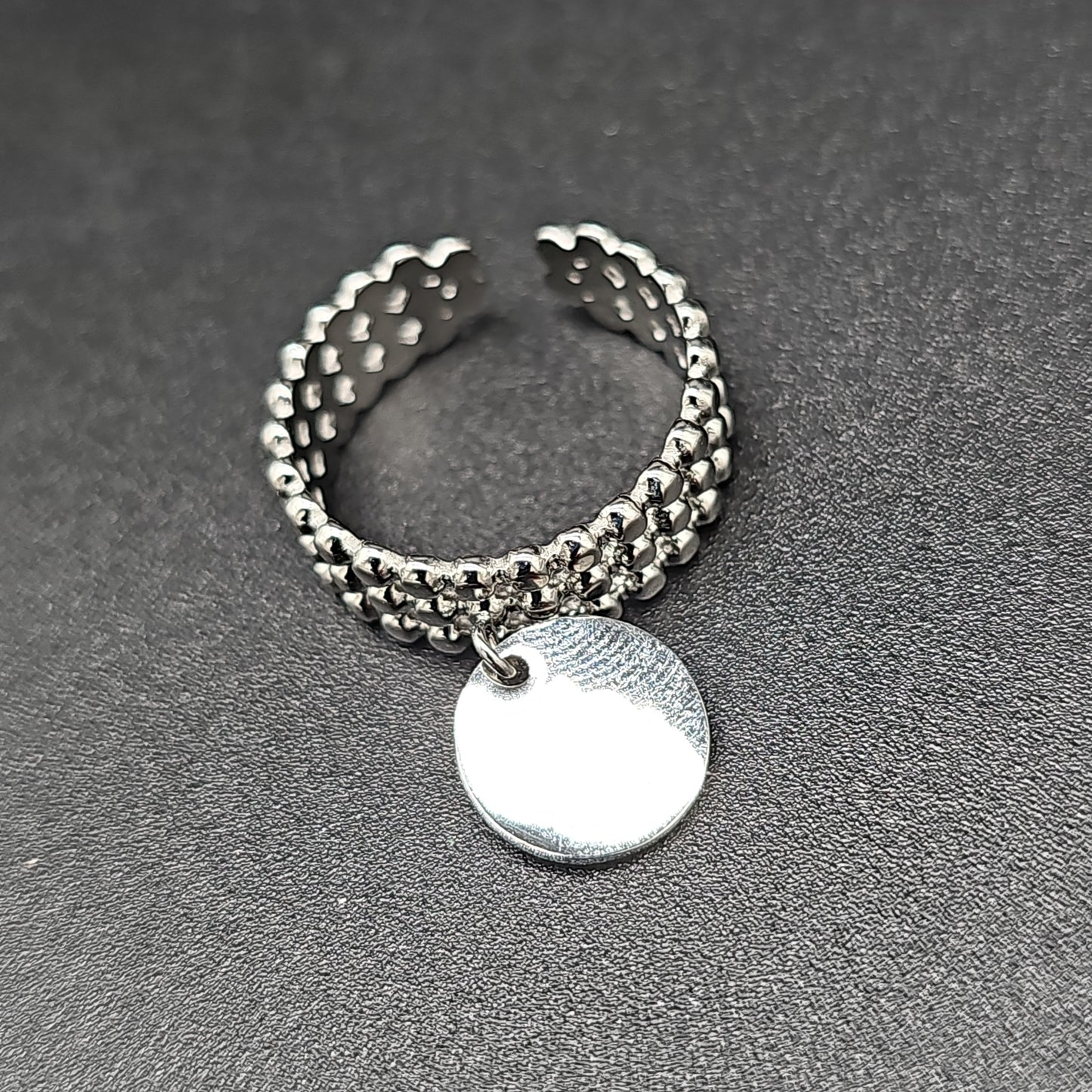 Bague triple rang ouverte ajustable acier inoxydable argenté assemblage trois anneaux perlés pampille forme pastille acier argenté