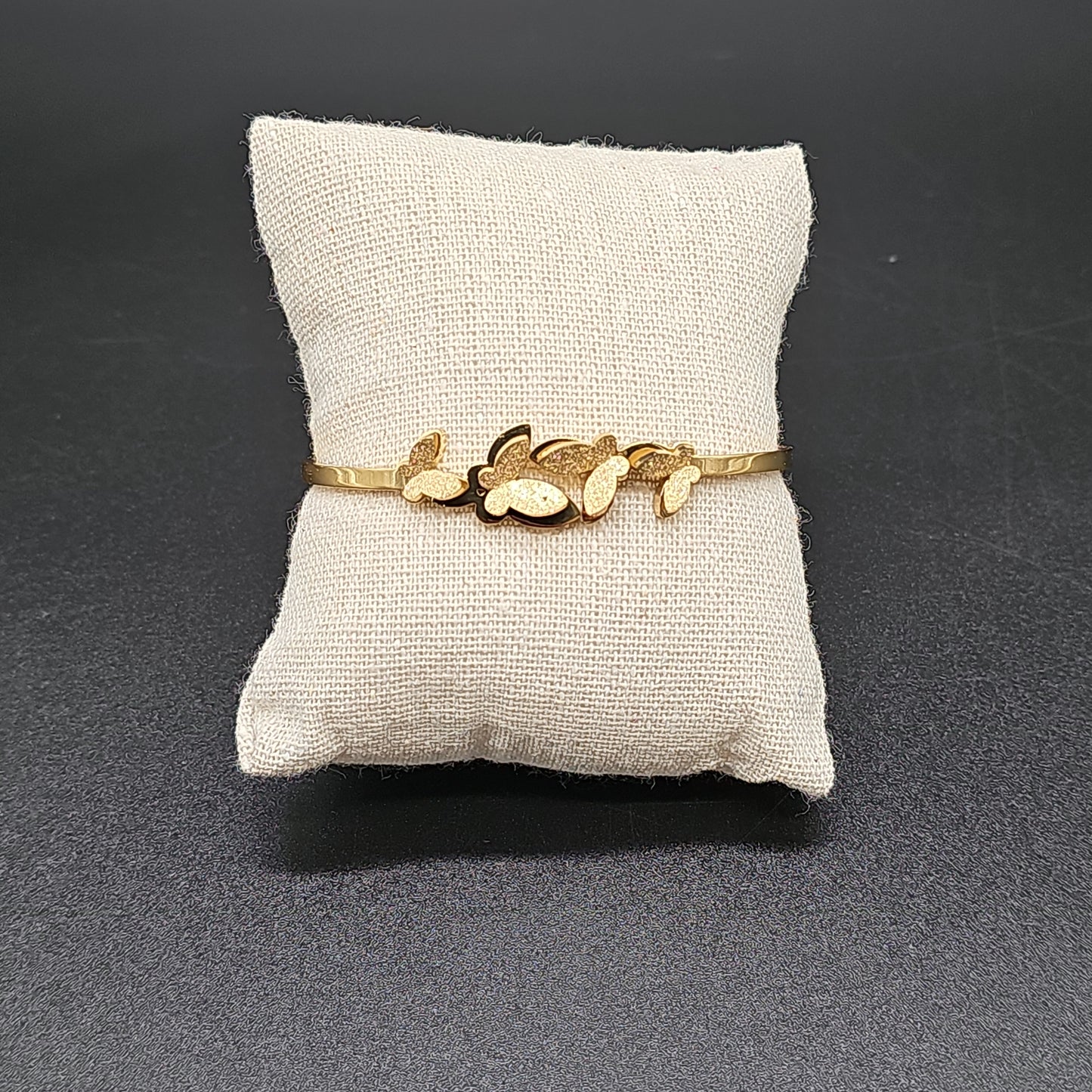 Bracelet jonc doré ouvrable – 4 papillons 3D ailes dorées