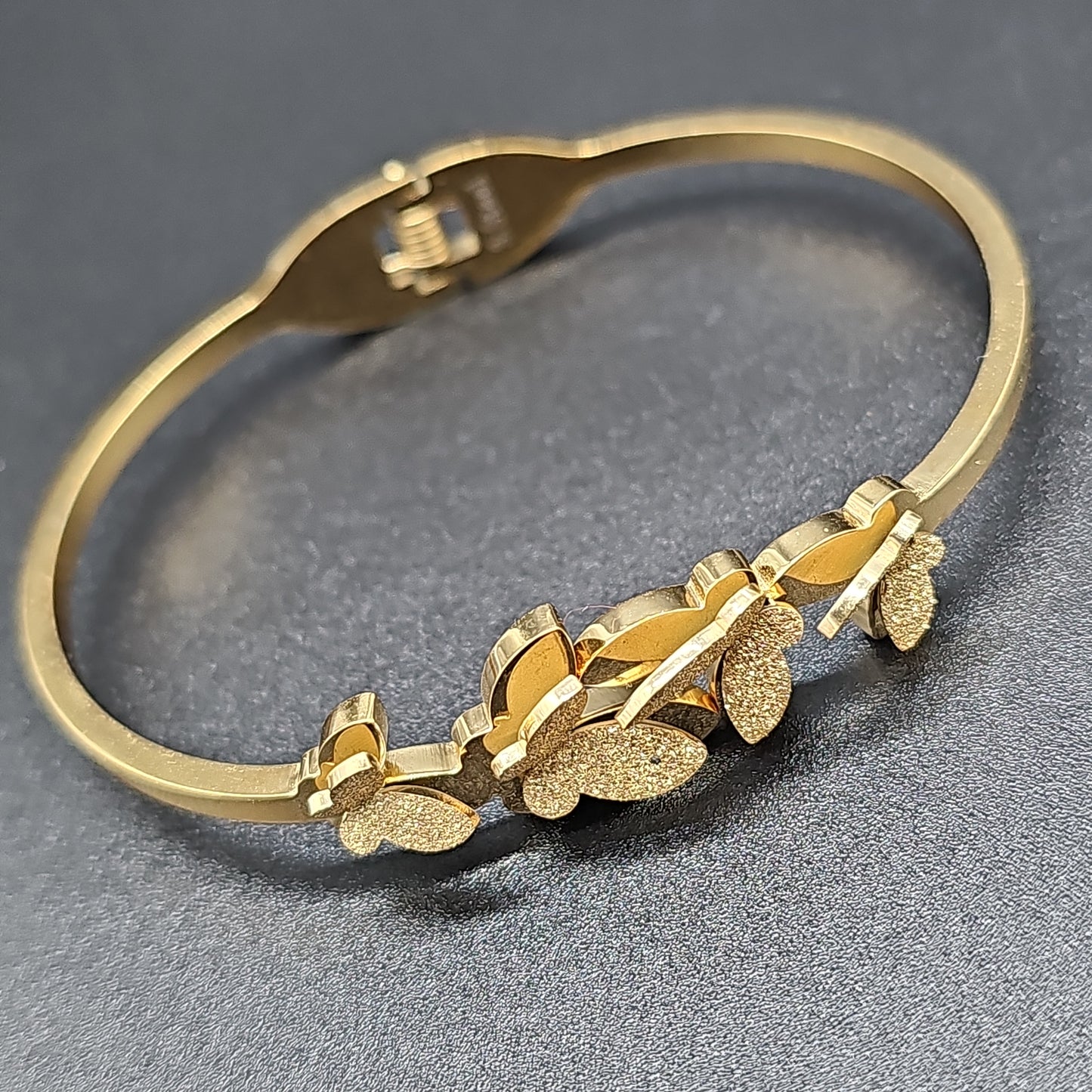 Bracelet jonc doré ouvrable – 4 papillons 3D ailes dorées