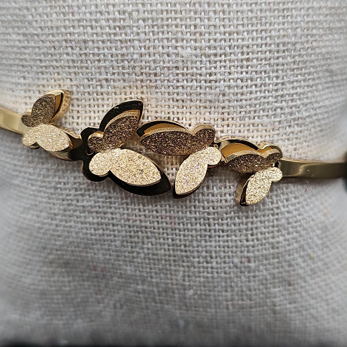 Bracelet jonc doré ouvrable – 4 papillons 3D ailes dorées