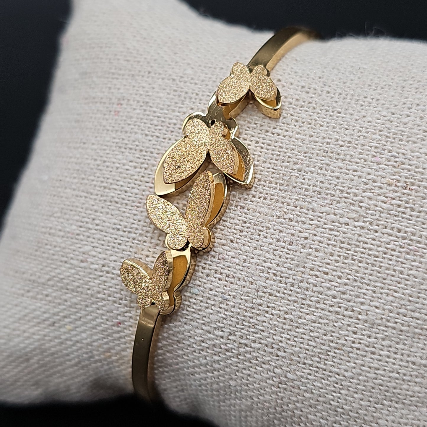 Bracelet jonc doré ouvrable – 4 papillons 3D ailes dorées