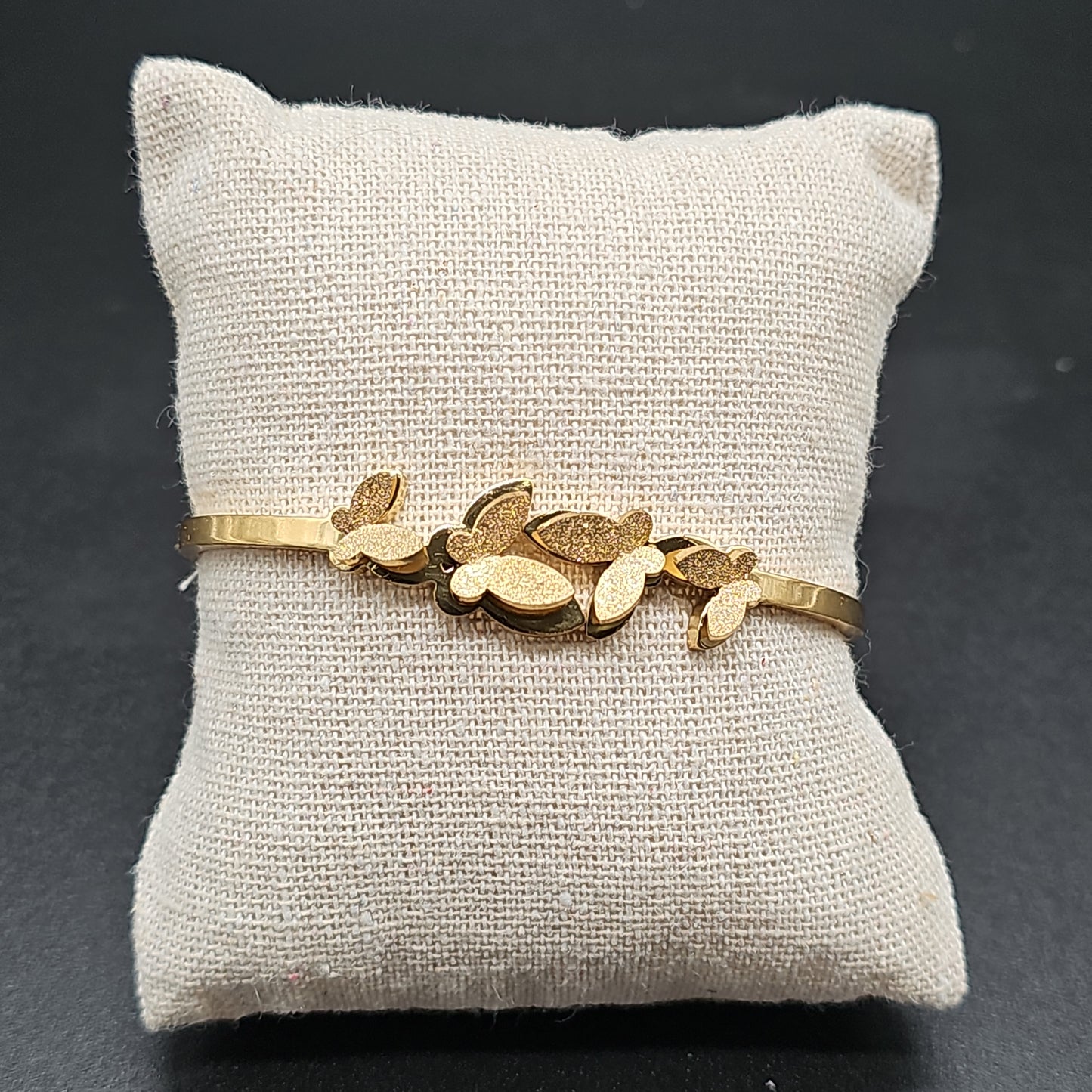Bracelet jonc doré ouvrable – 4 papillons 3D ailes dorées