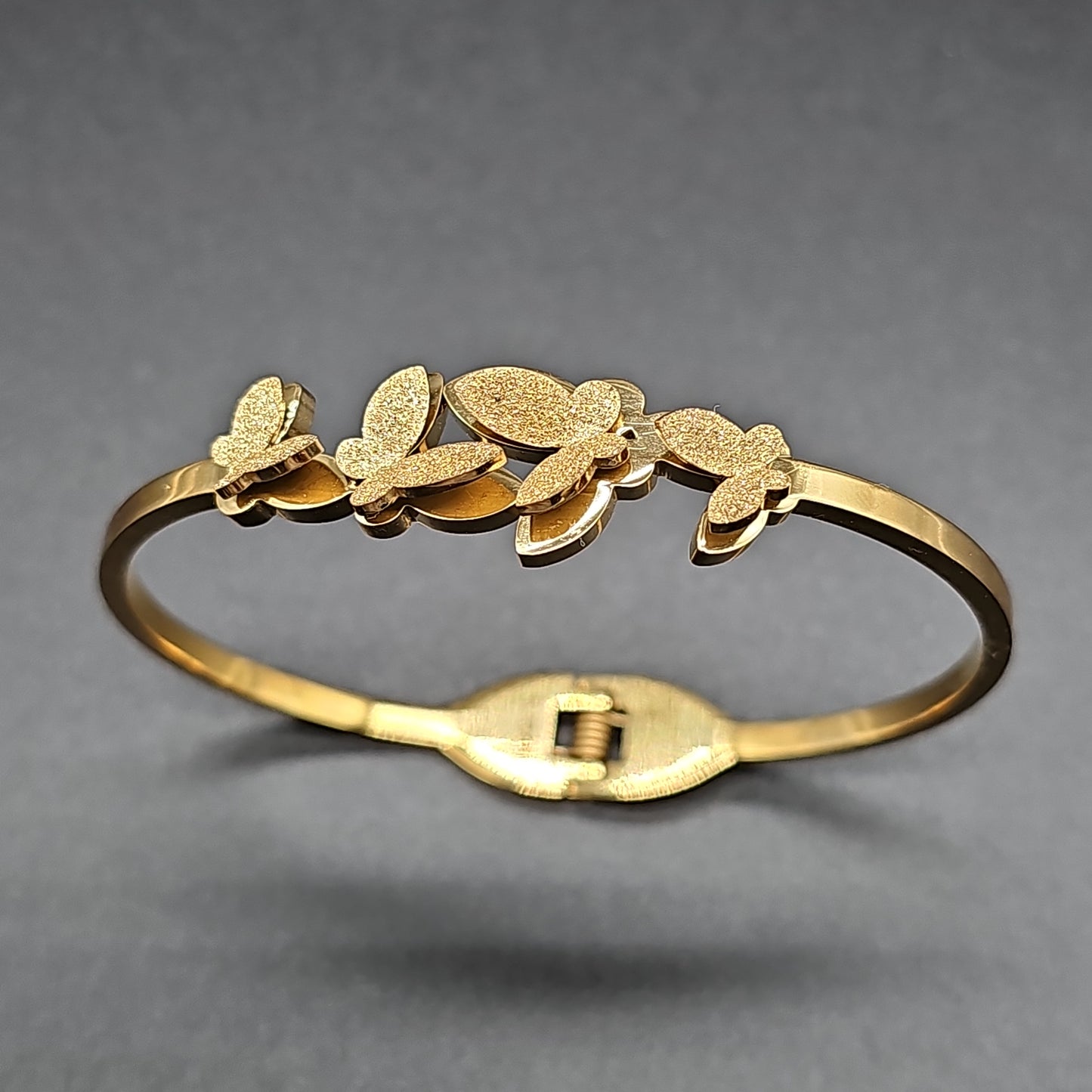 Bracelet jonc doré ouvrable – 4 papillons 3D ailes dorées