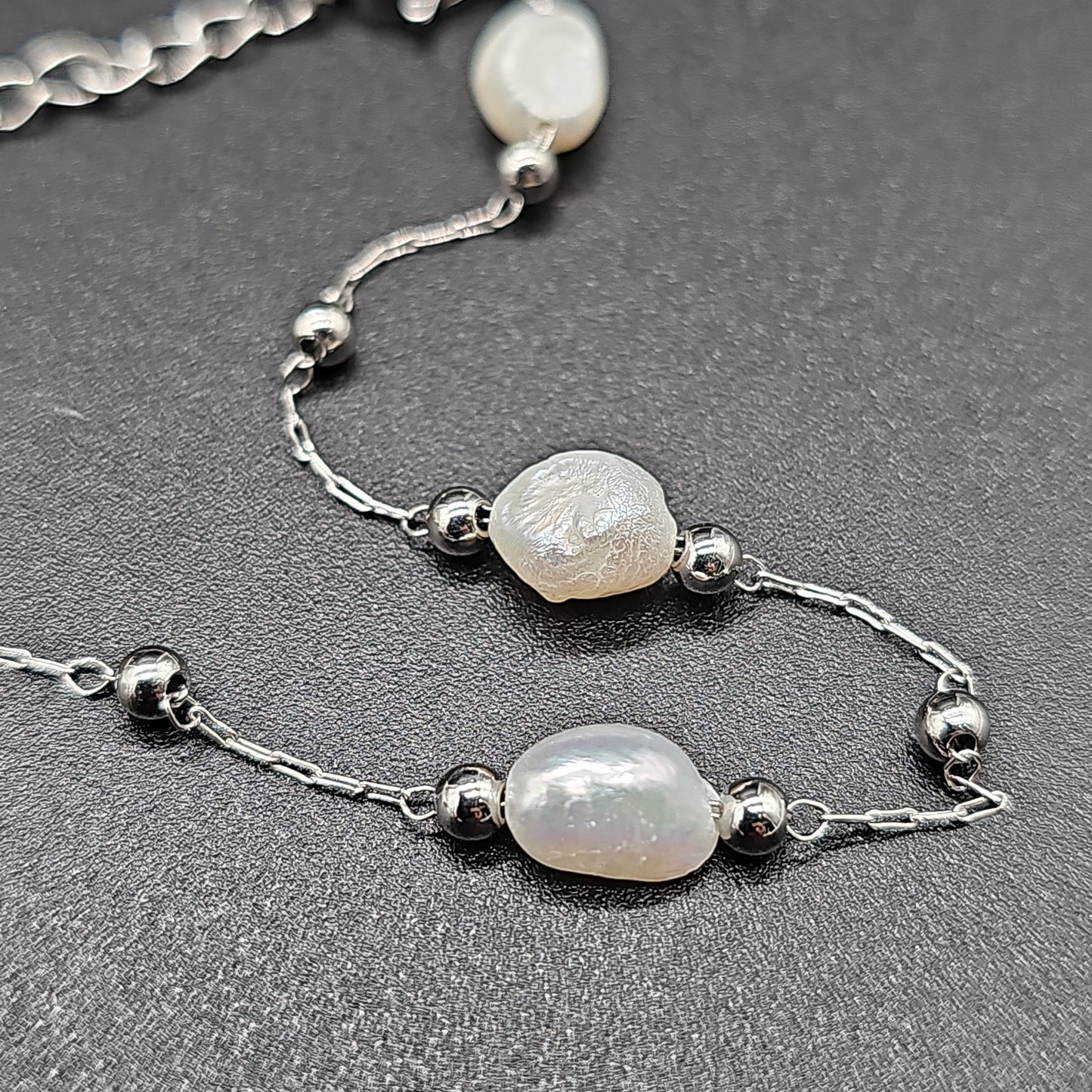 Bracelet chaîne fine acier inoxydable – billes et pierres reconstituées, doré ou argenté