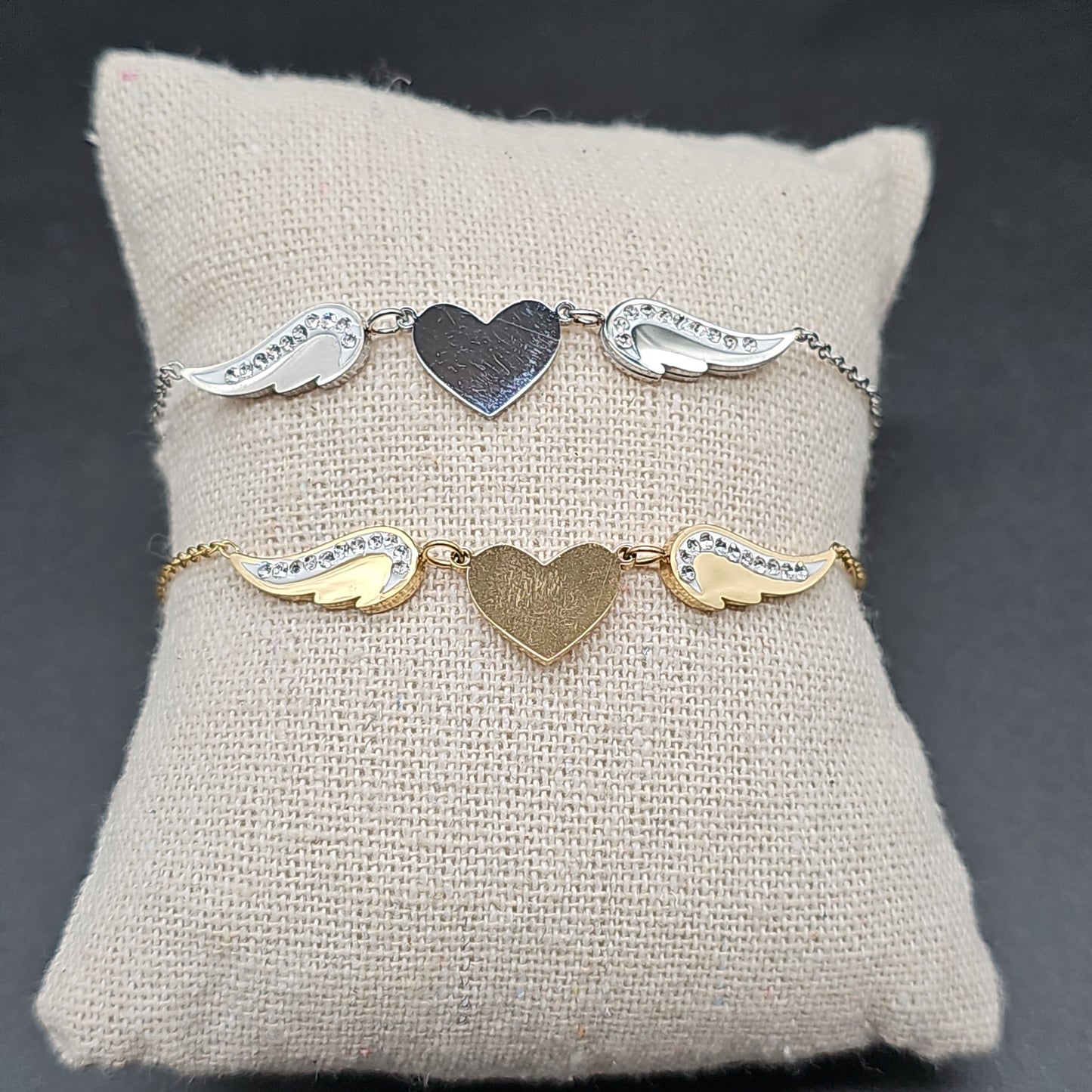 Bracelet doré en acier inoxydable – cœur et aile d’ange gravés strass