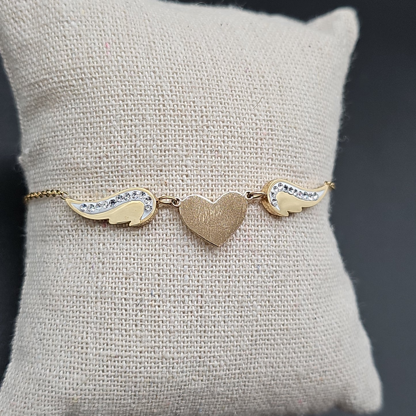 Bracelet doré en acier inoxydable – cœur et aile d’ange gravés strass