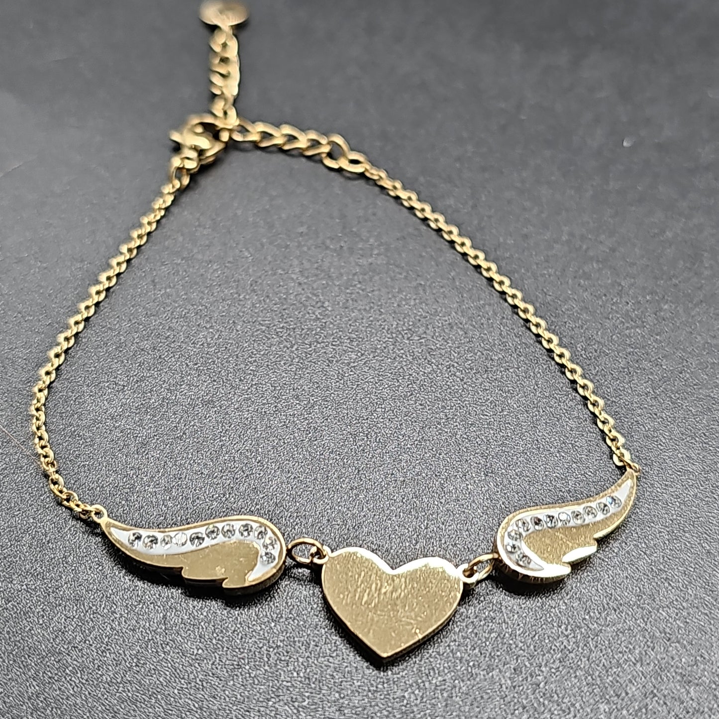 Bracelet doré en acier inoxydable – cœur et aile d’ange gravés strass