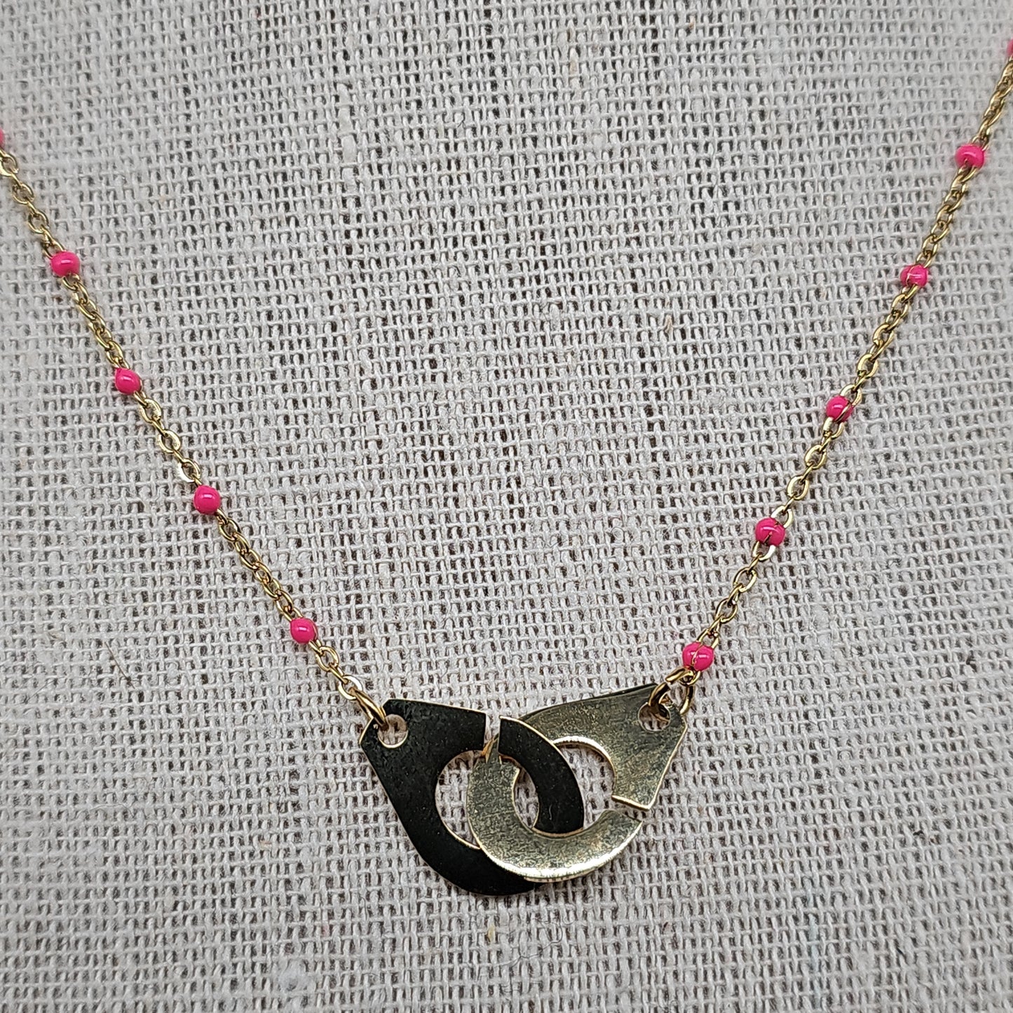 Collier doré en acier – maille forçat fine et éclats de pierres colorées menottes entrelacées