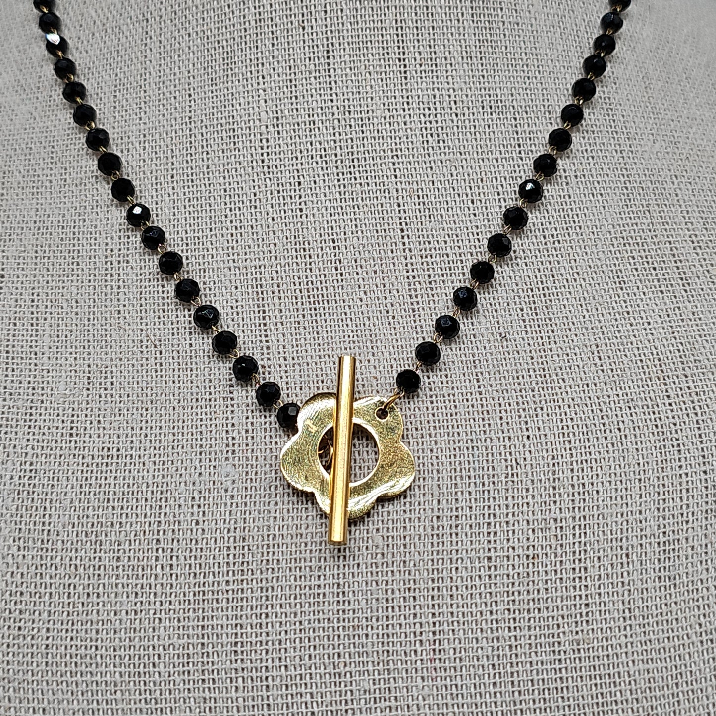 Collier doré acier inoxydable chaîne fine perles facettées noires et fermoir T toggle doré fleur