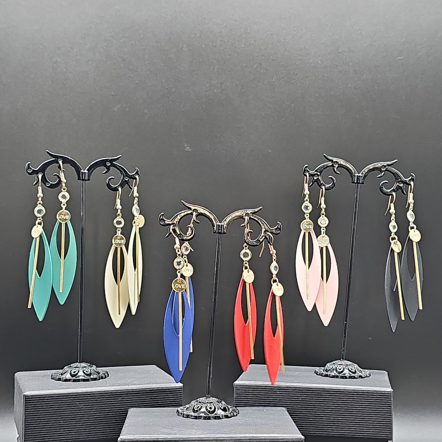 Boucles pendantes géométriques LOVE – ovale ajourée & tige dorée