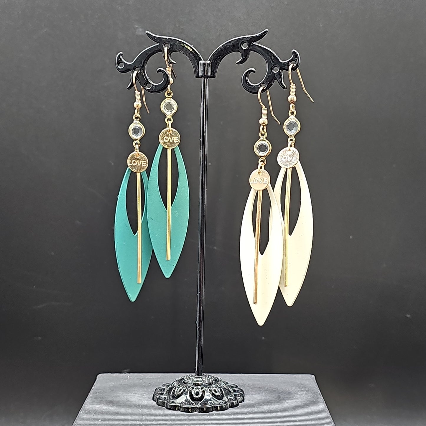 Boucles pendantes géométriques LOVE – ovale ajourée & tige dorée