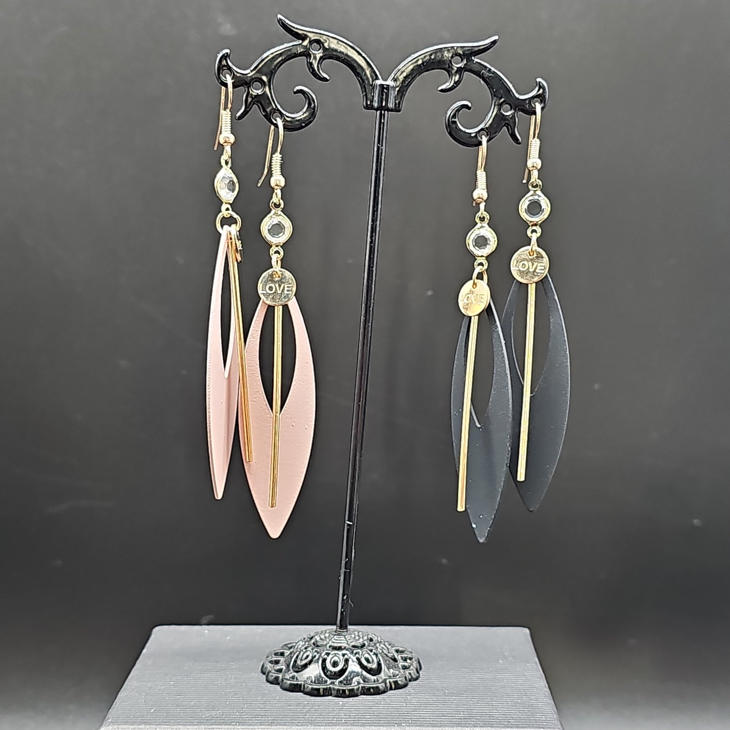 Boucles pendantes géométriques LOVE – ovale ajourée & tige dorée