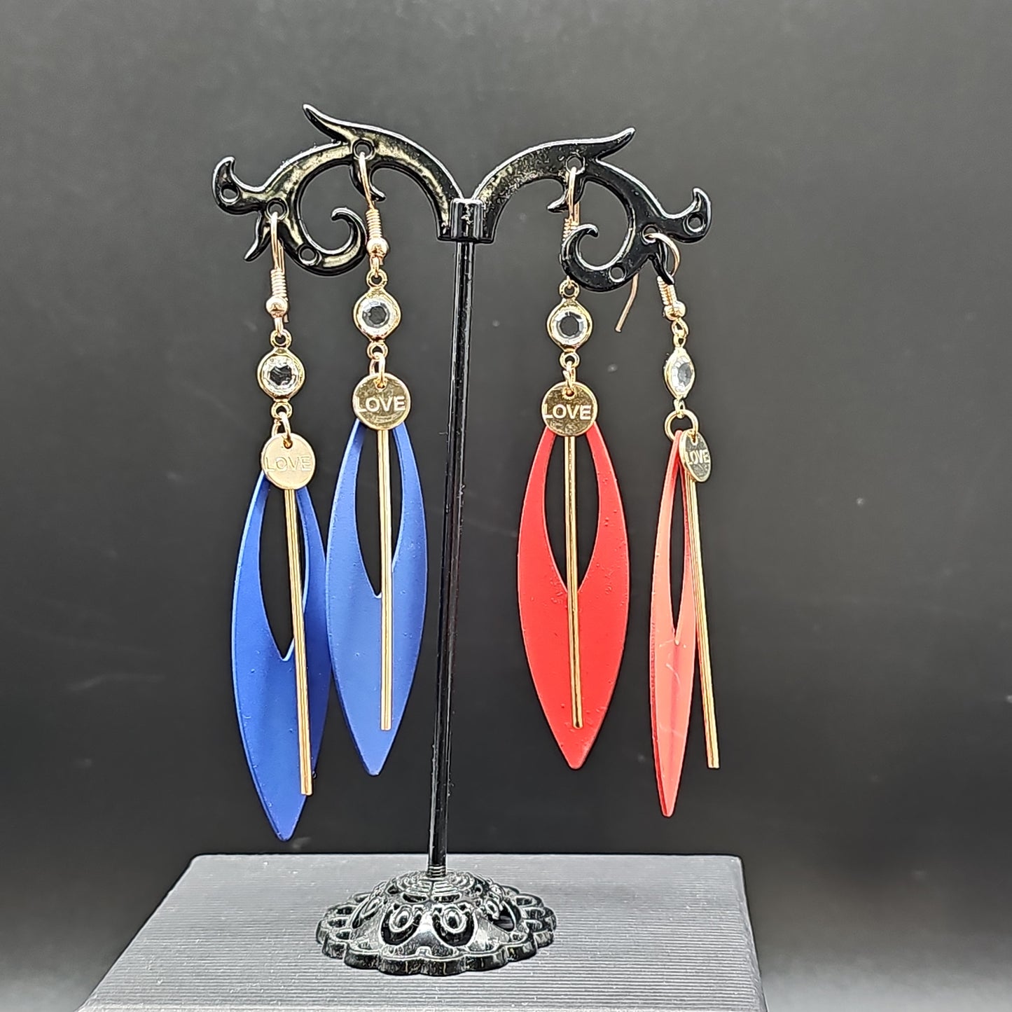 Boucles pendantes géométriques LOVE – ovale ajourée & tige dorée
