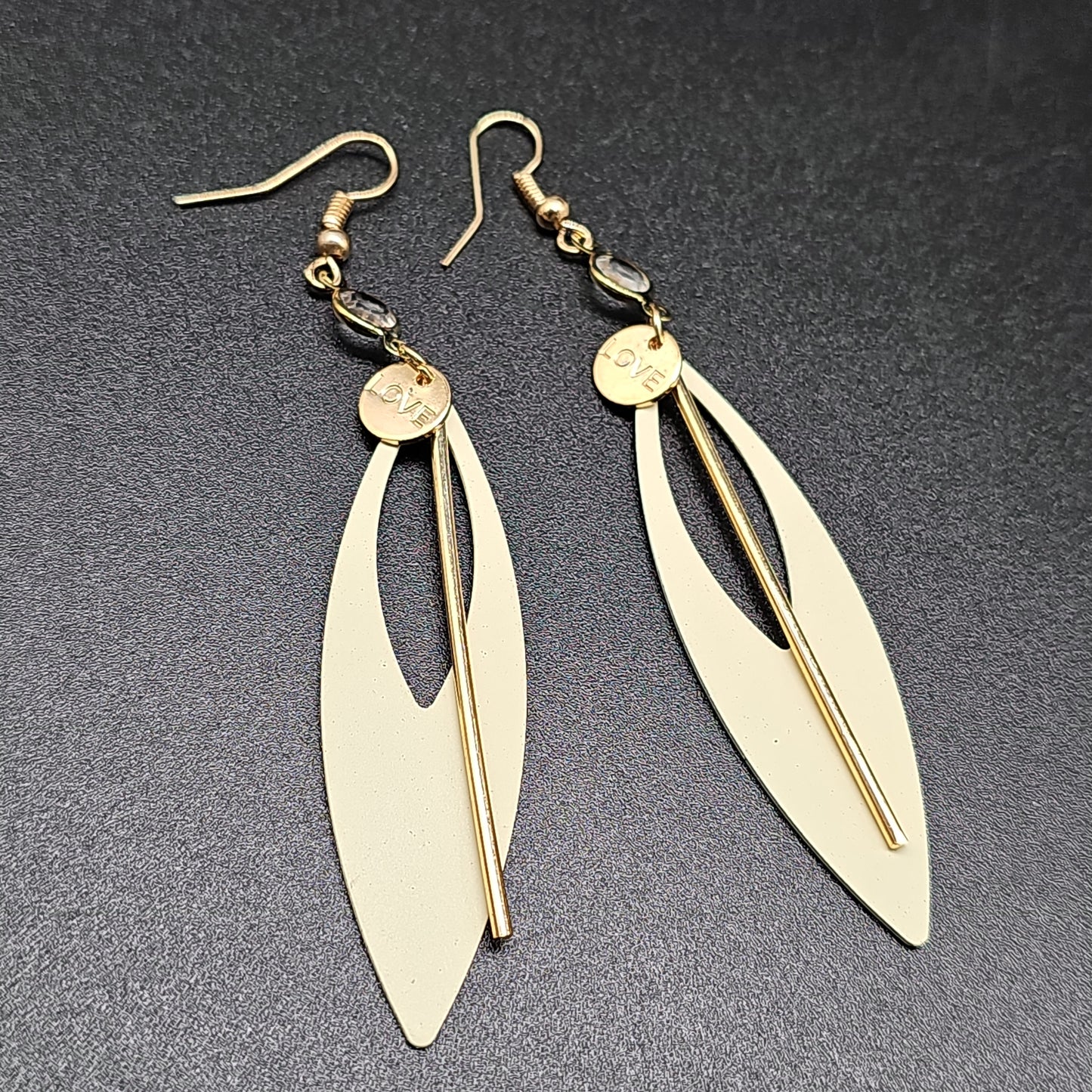 Boucles pendantes géométriques LOVE – ovale ajourée & tige dorée