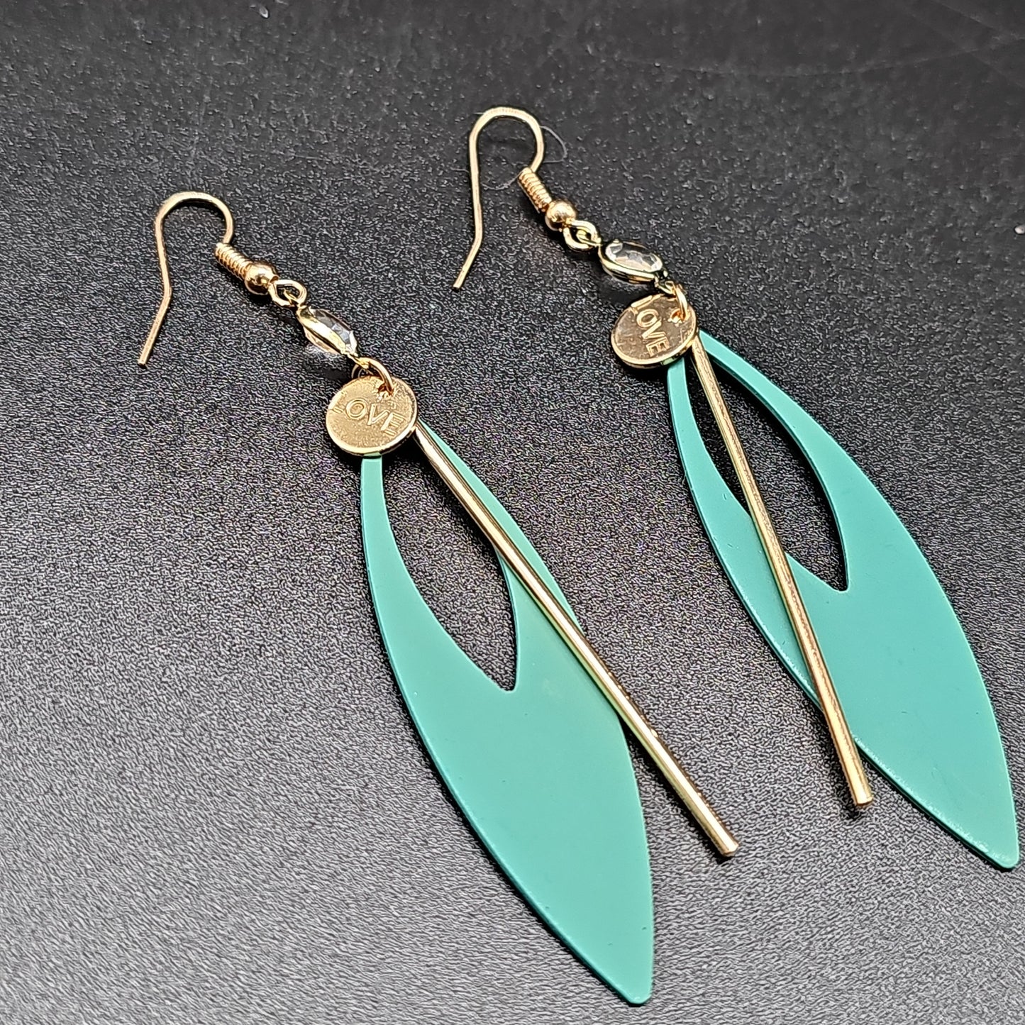 Boucles pendantes géométriques LOVE – ovale ajourée & tige dorée