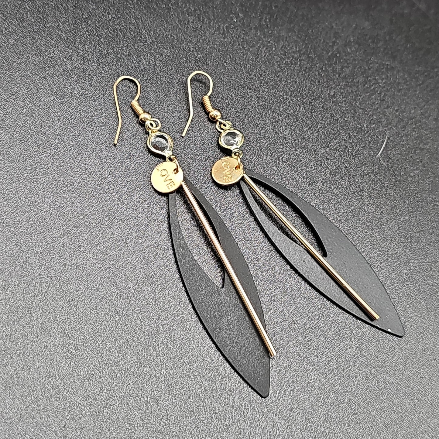 Boucles pendantes géométriques LOVE – ovale ajourée & tige dorée