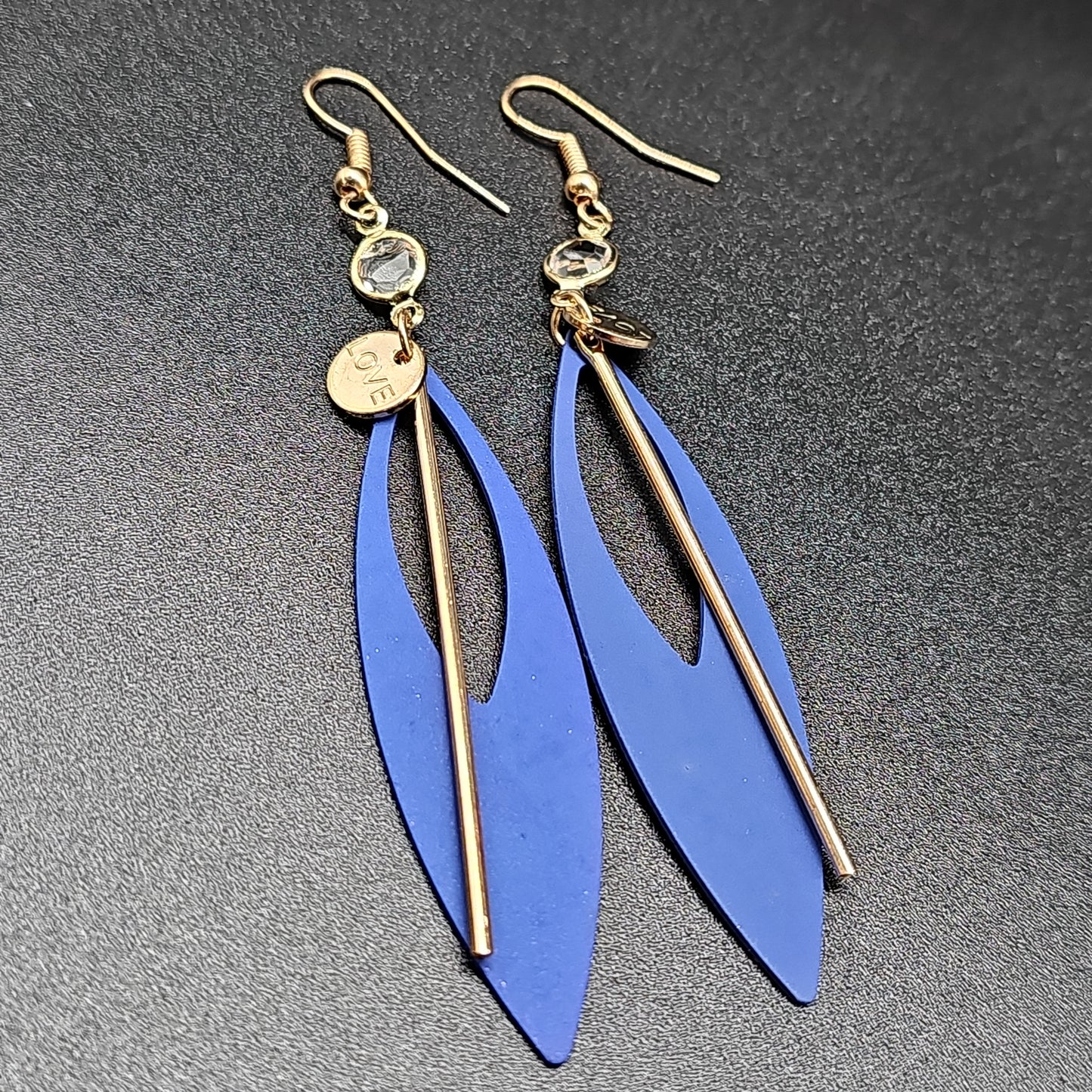 Boucles pendantes géométriques LOVE – ovale ajourée & tige dorée