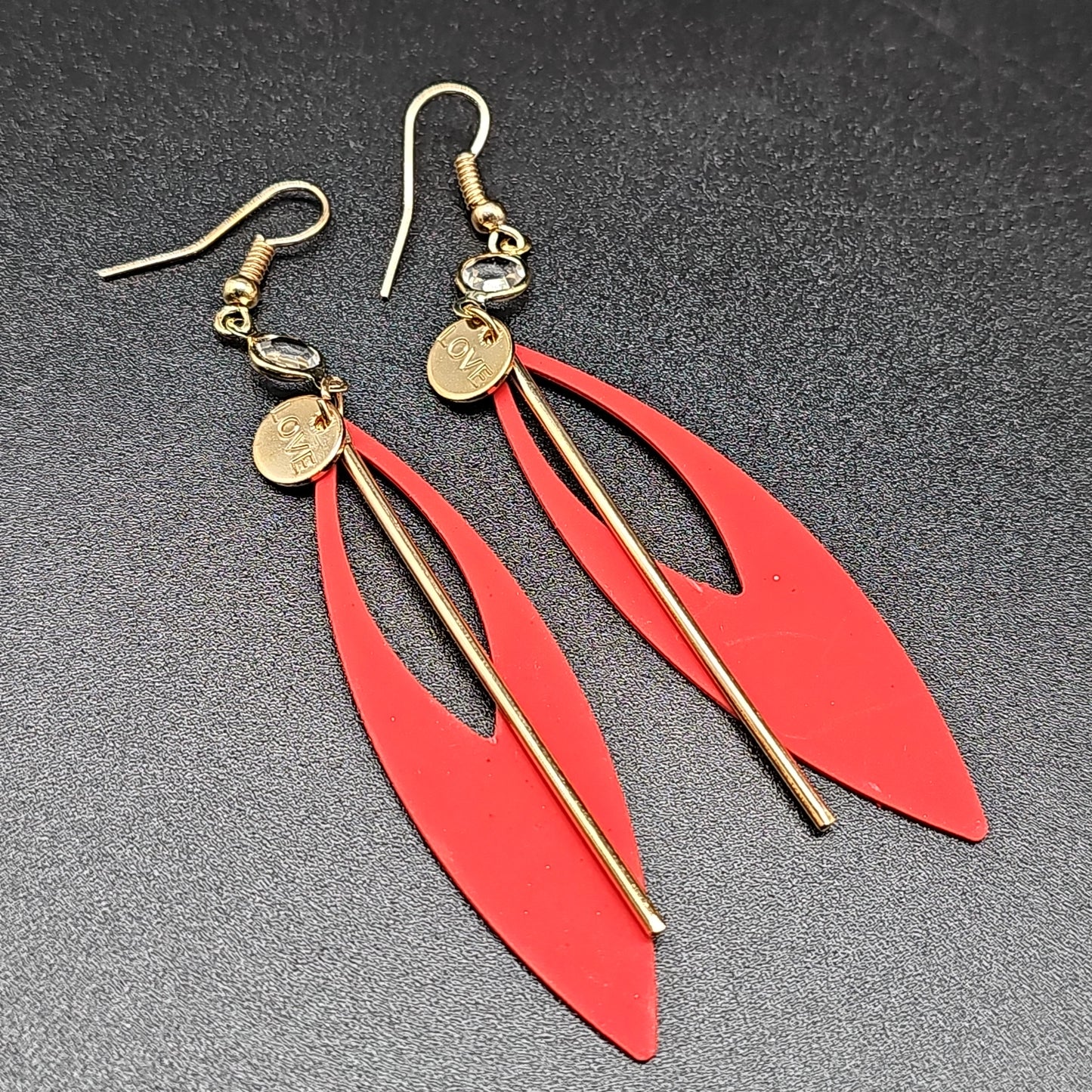 Boucles pendantes géométriques LOVE – ovale ajourée & tige dorée