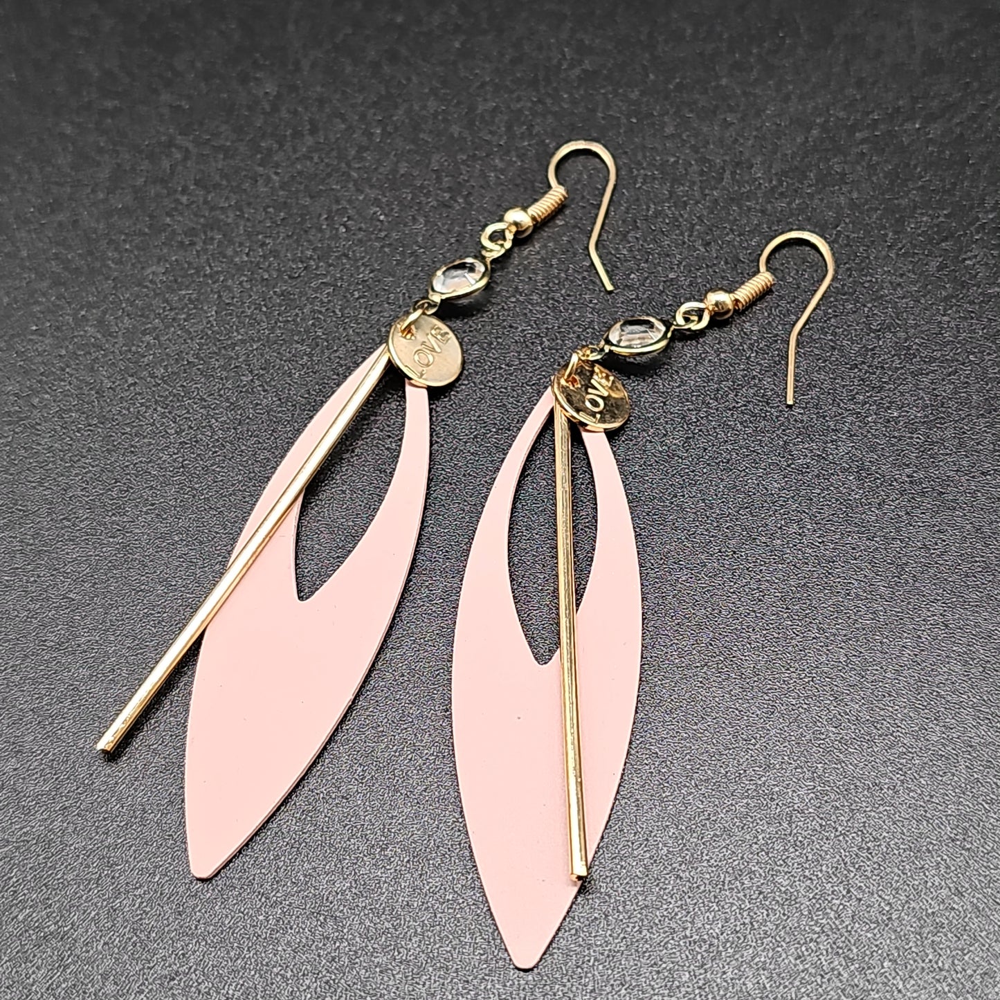 Boucles pendantes géométriques LOVE – ovale ajourée & tige dorée