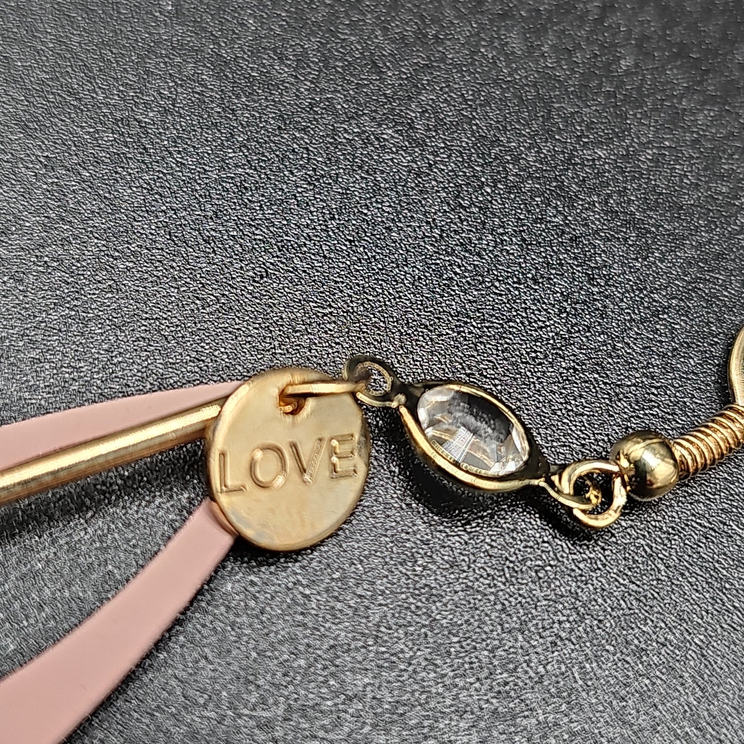 Boucles pendantes géométriques LOVE – ovale ajourée & tige dorée