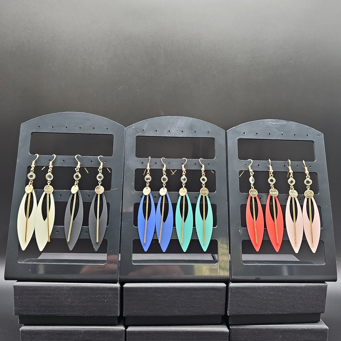 Boucles pendantes géométriques LOVE – ovale ajourée & tige dorée