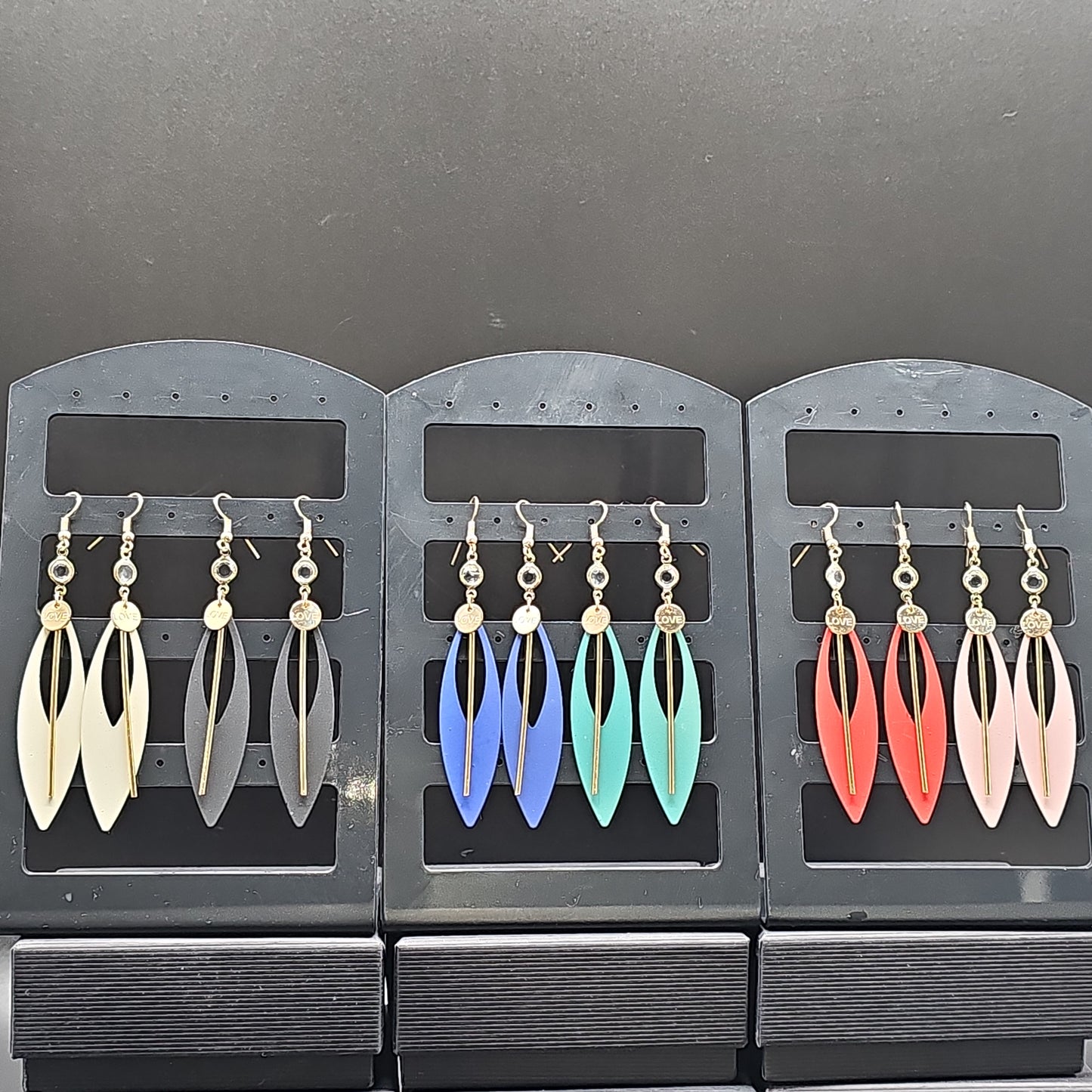 Boucles pendantes géométriques LOVE – ovale ajourée & tige dorée