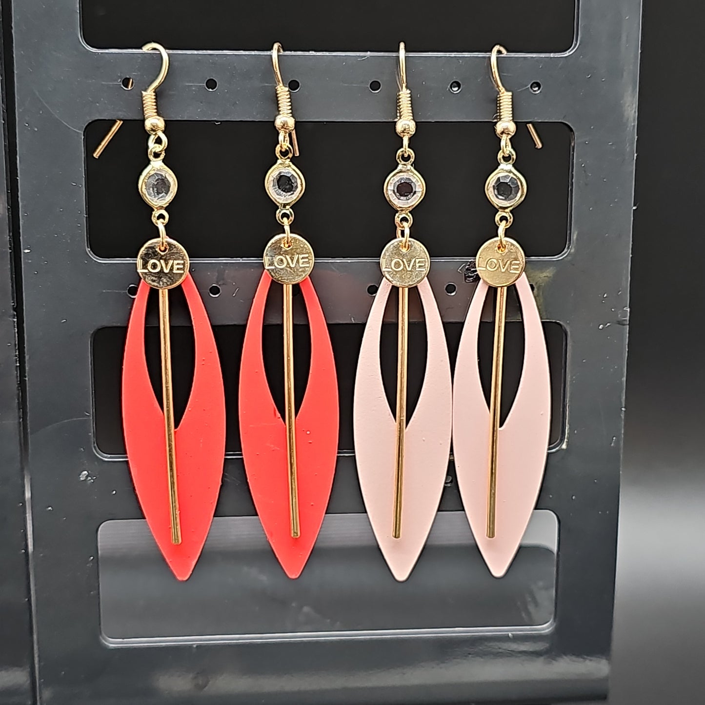 Boucles pendantes géométriques LOVE – ovale ajourée & tige dorée