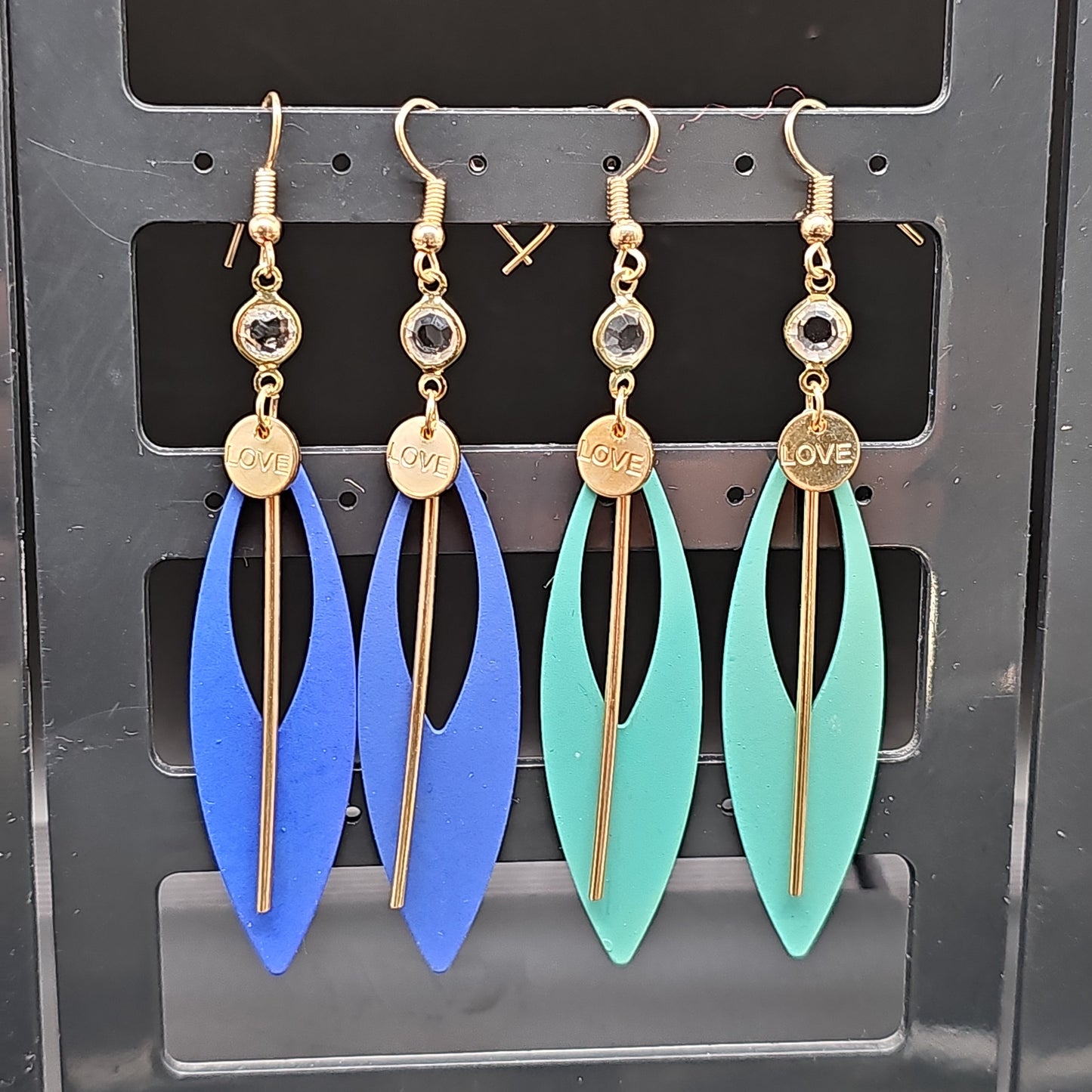 Boucles pendantes géométriques LOVE – ovale ajourée & tige dorée