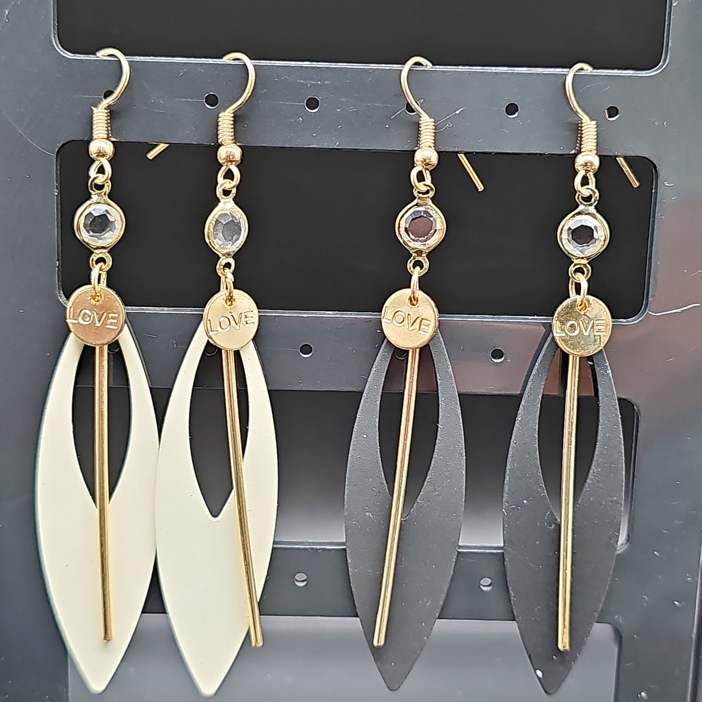 Boucles pendantes géométriques LOVE – ovale ajourée & tige dorée