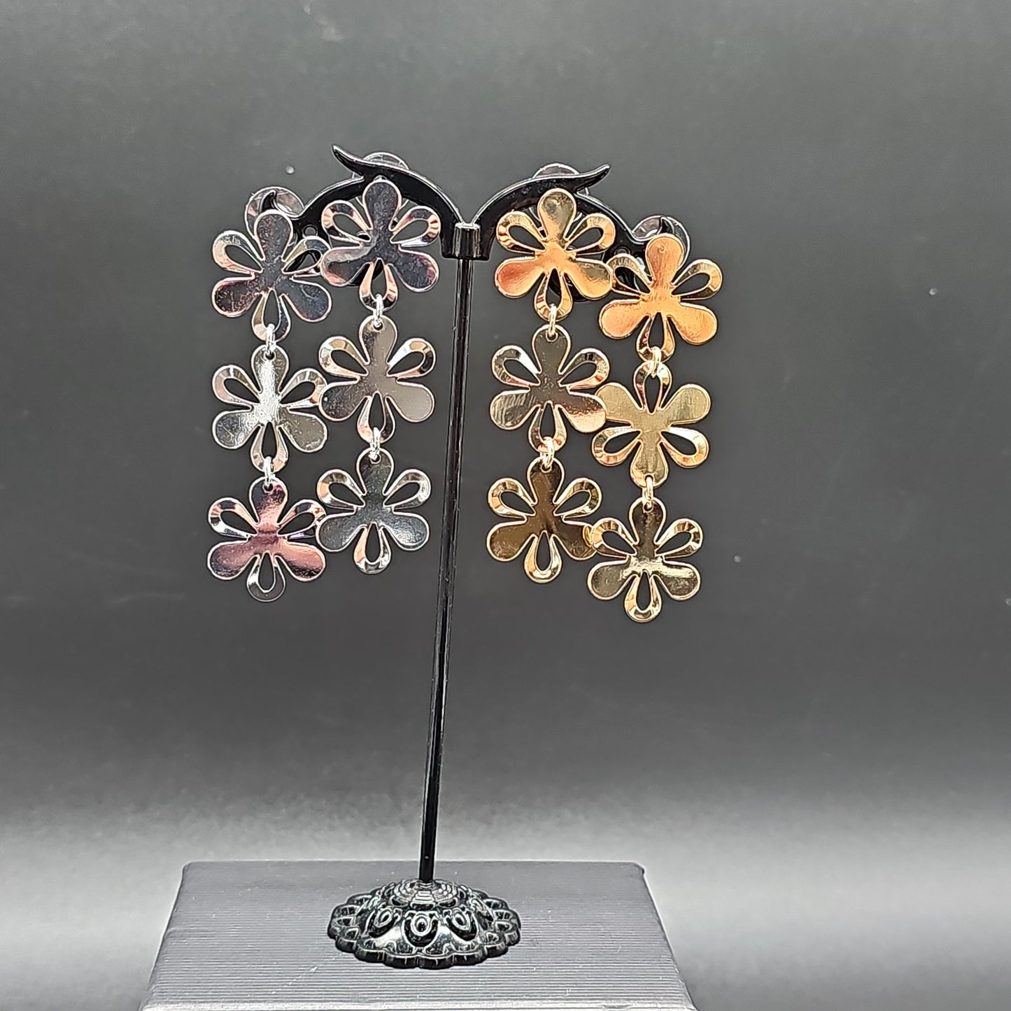 Boucles pendantes fleurs dorées ou argentées -acier hypoallergénique