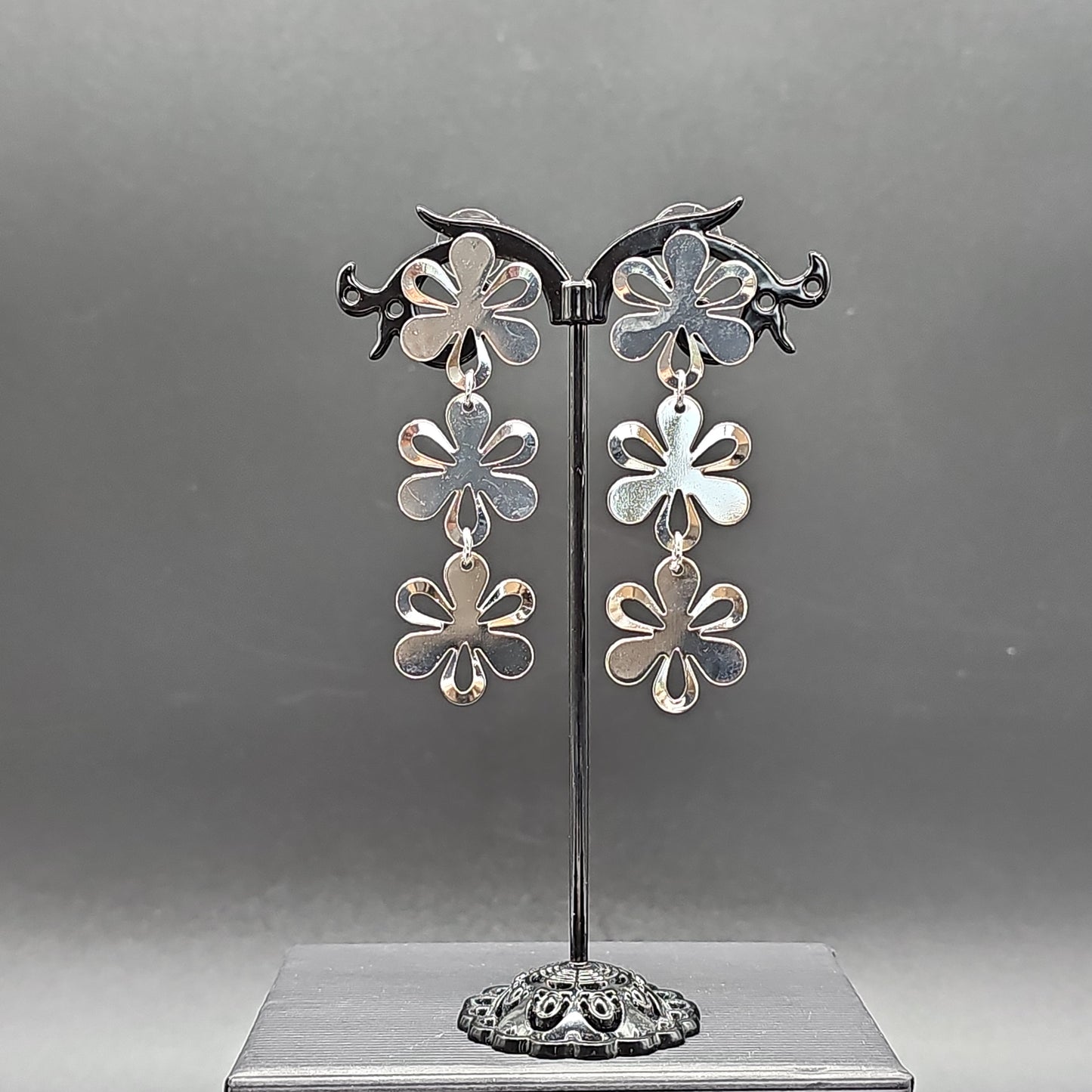 Boucles pendantes fleurs dorées ou argentées -acier hypoallergénique