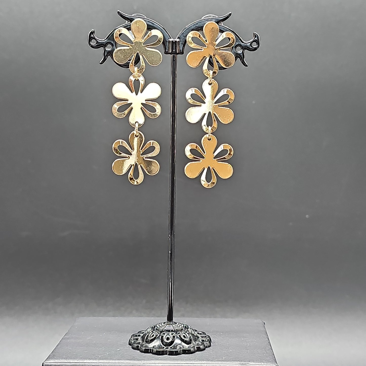 Boucles pendantes fleurs dorées ou argentées -acier hypoallergénique
