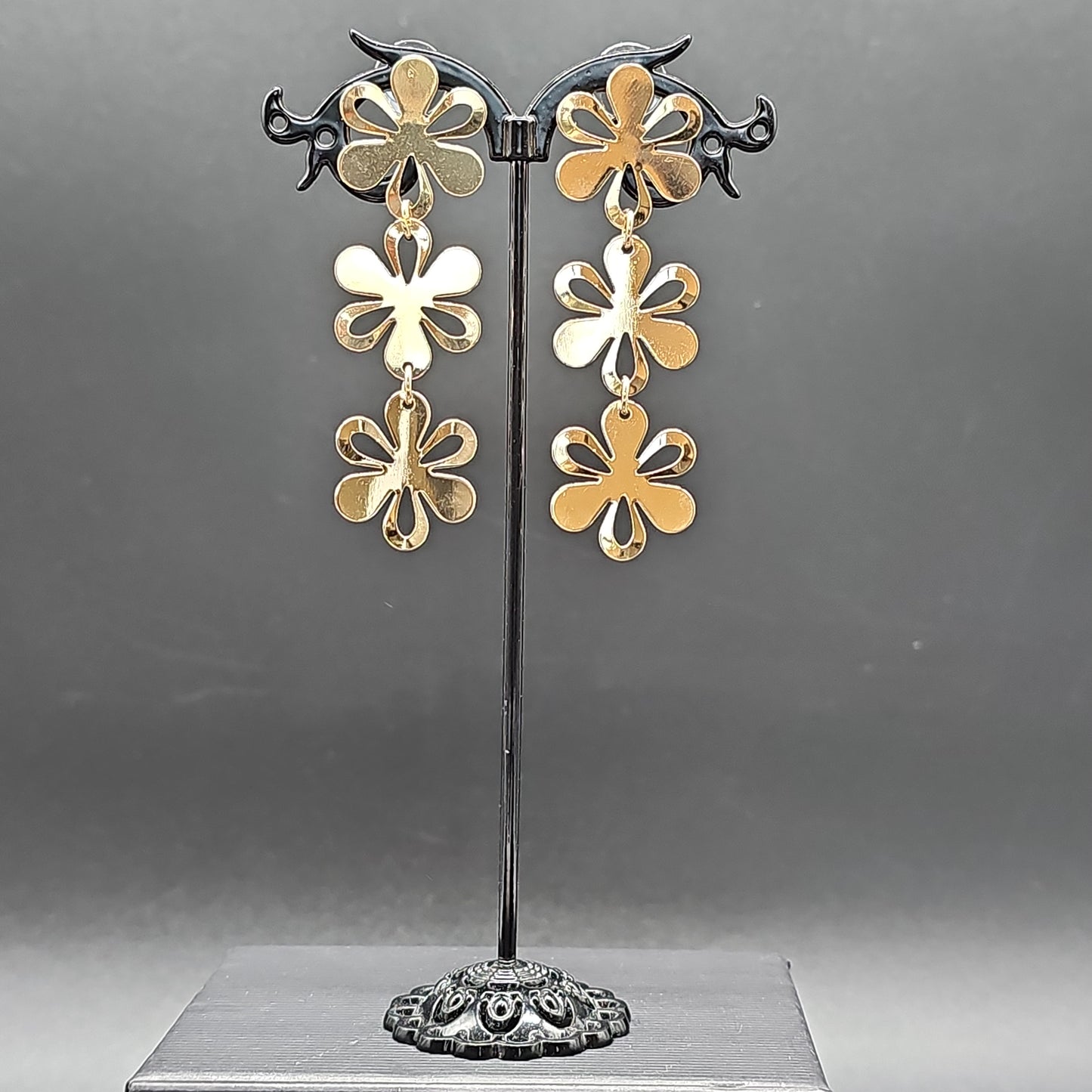Boucles pendantes fleurs dorées ou argentées -acier hypoallergénique