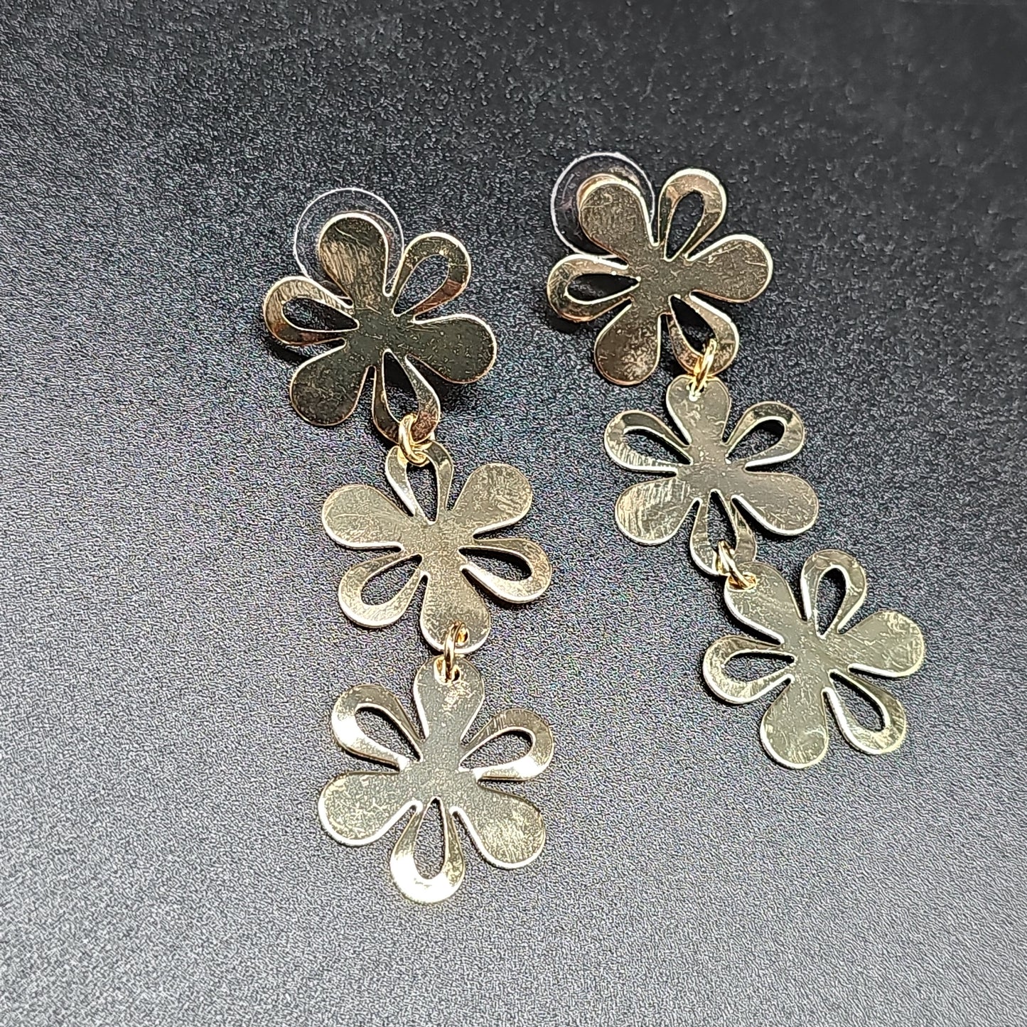 Boucles pendantes fleurs dorées ou argentées -acier hypoallergénique