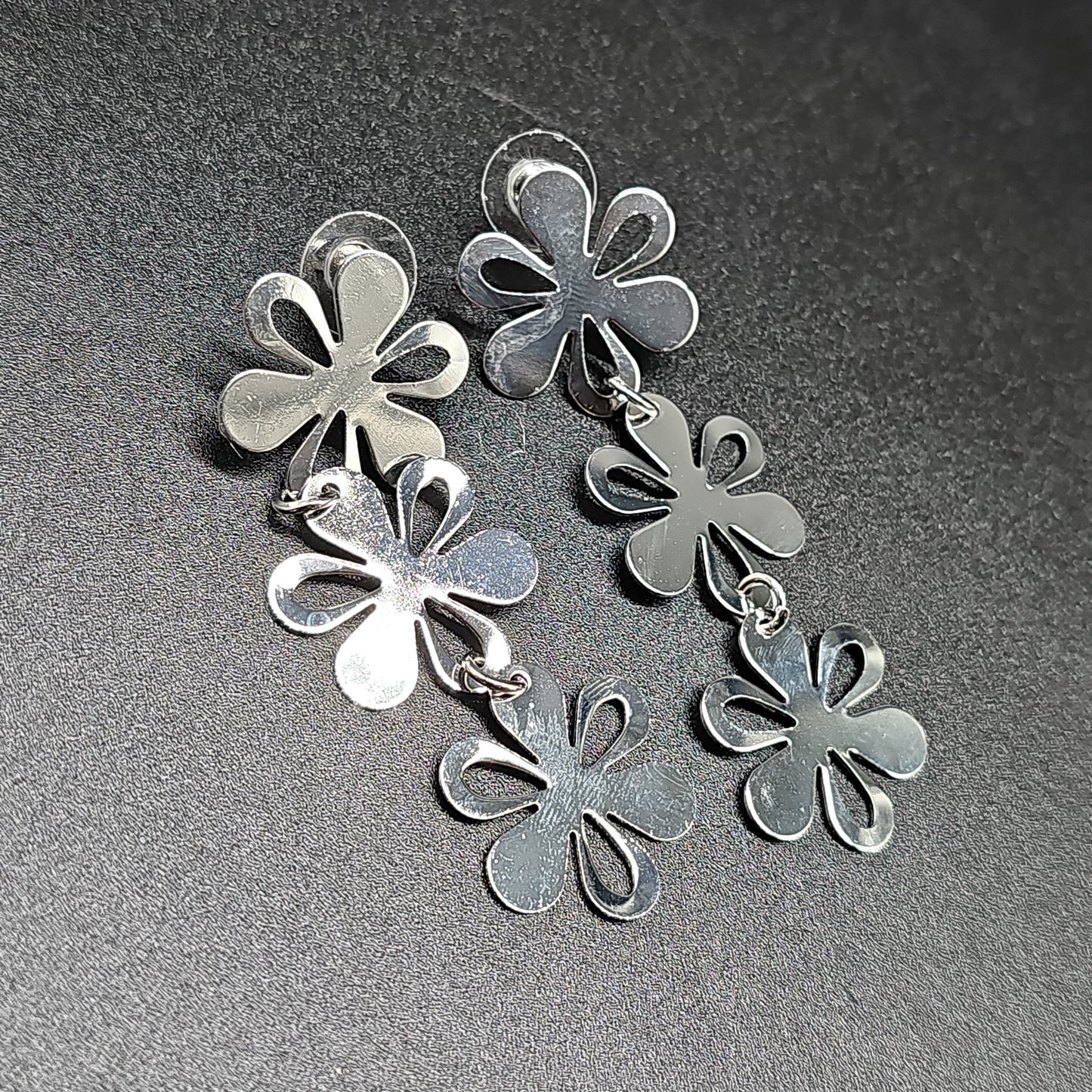 Boucles pendantes fleurs dorées ou argentées -acier hypoallergénique