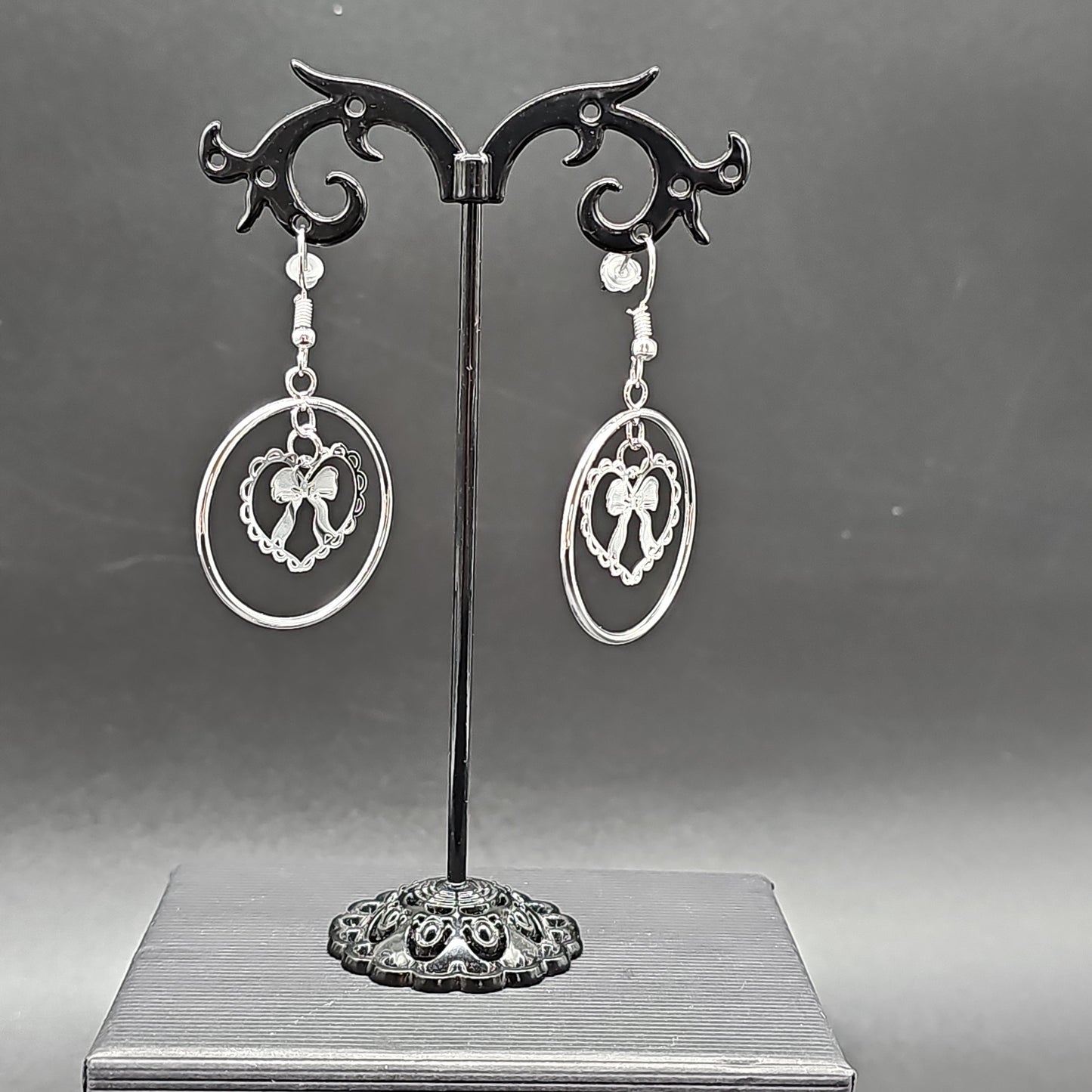 Boucles pendantes cœur dentelé & nœud – acier argenté hypoallergénique