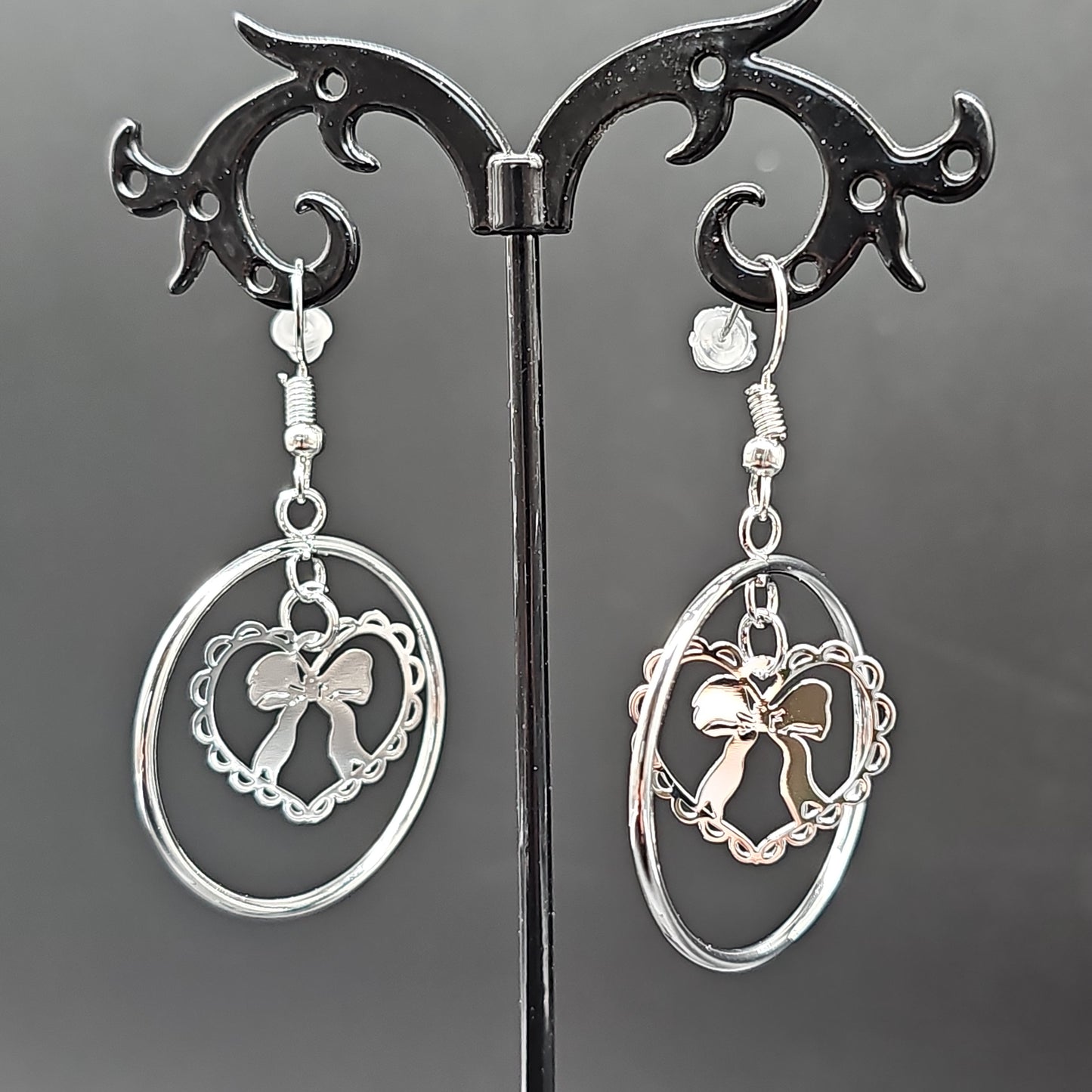 Boucles pendantes cœur dentelé & nœud – acier argenté hypoallergénique