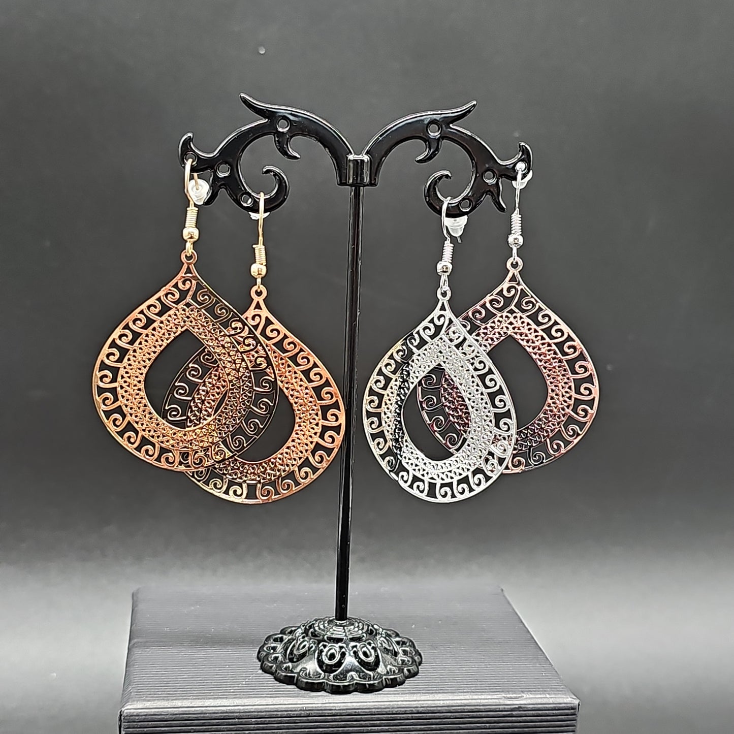 Boucles goutte ajourée motif oriental – acier doré ou argenté